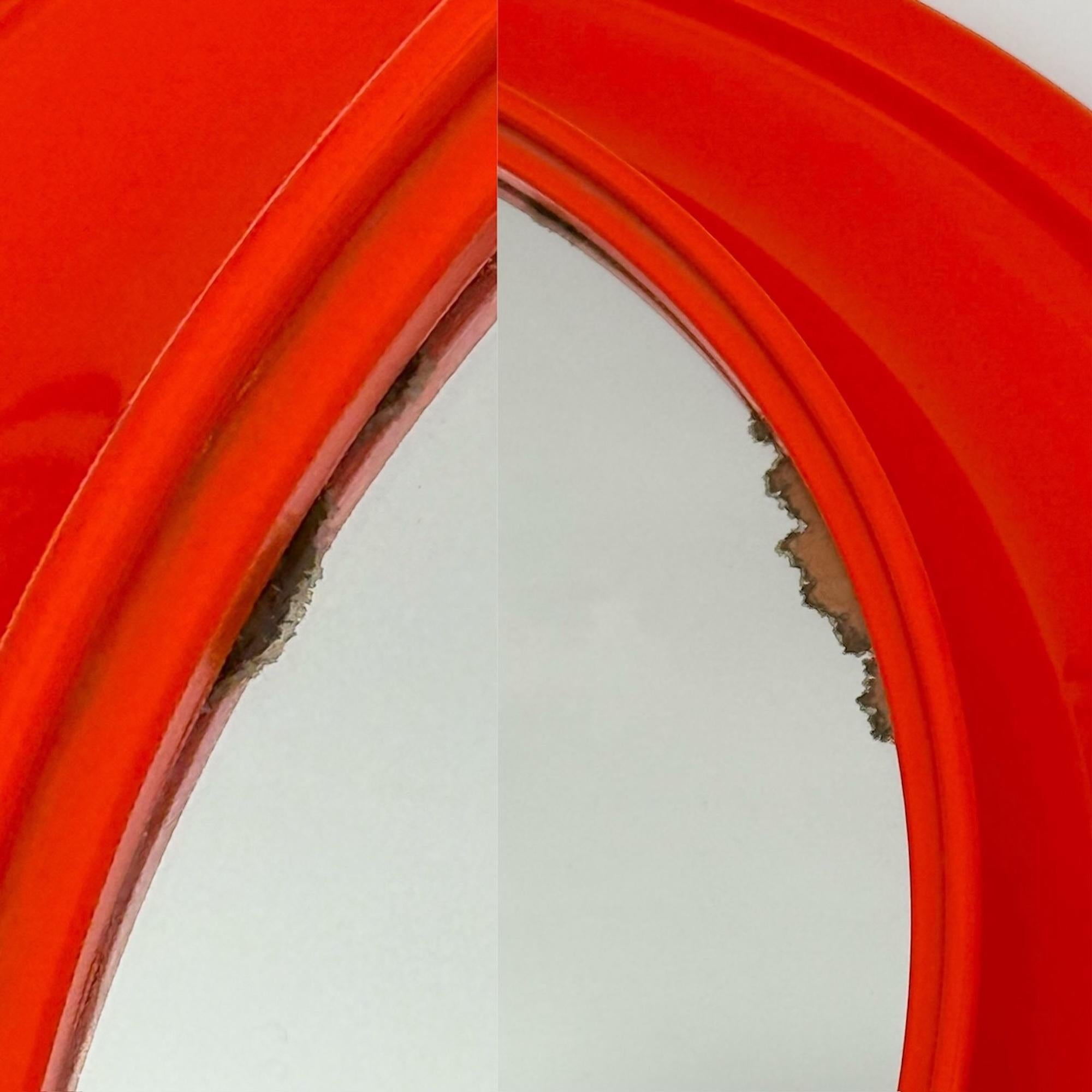Este espejo Kastilia de la era espacial es un ejemplo por excelencia del diseño italiano de los años 70. Con una atrevida montura de plástico naranja brillante, encapsula la estética vanguardista de la era espacial. El diseño circular, las curvas