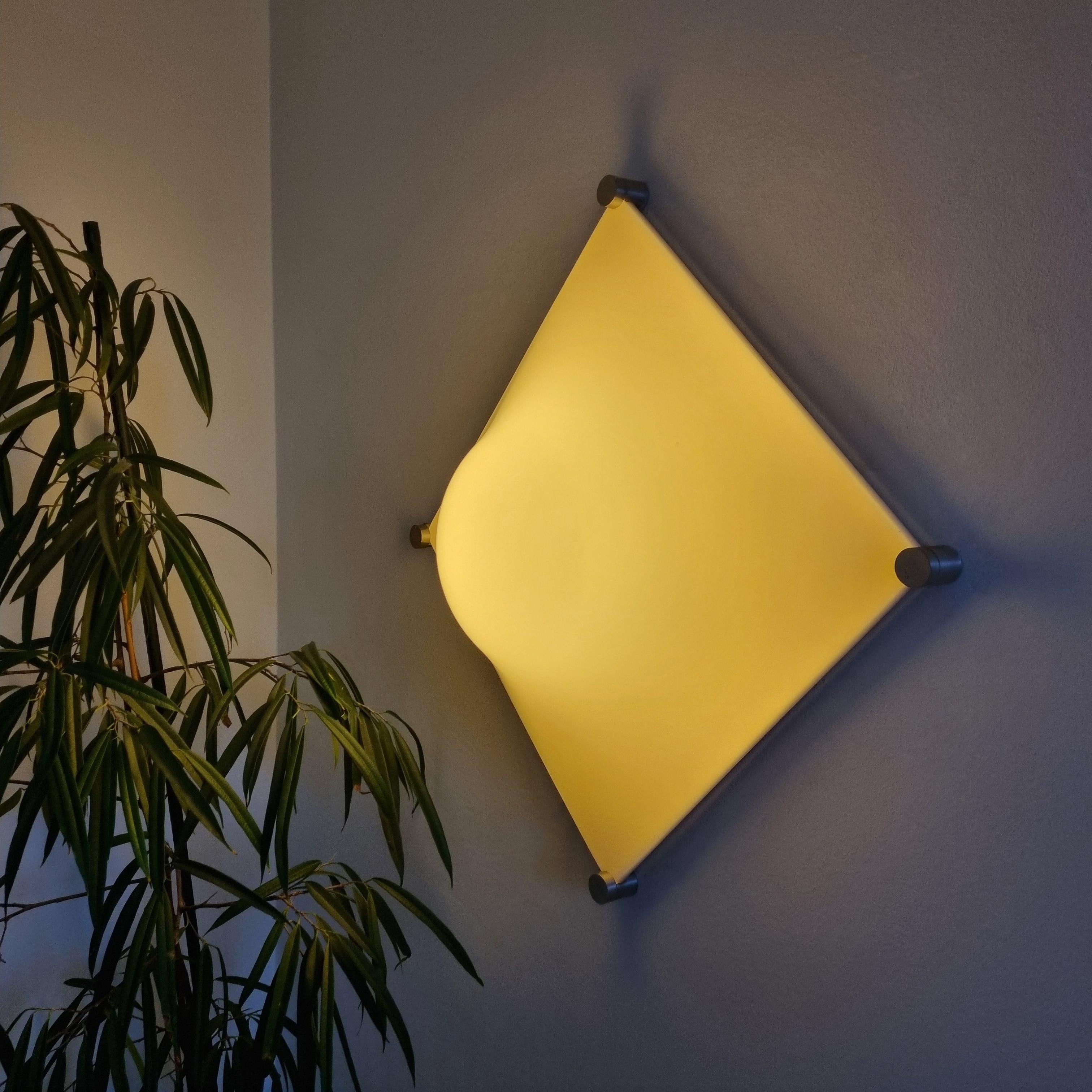 Applique ou plafonnier Bolla conçu par Elios Martinelli pour Martinelli Luce dans les années 60.
L'article est en très bon état vintage avec de légères traces d'utilisation.