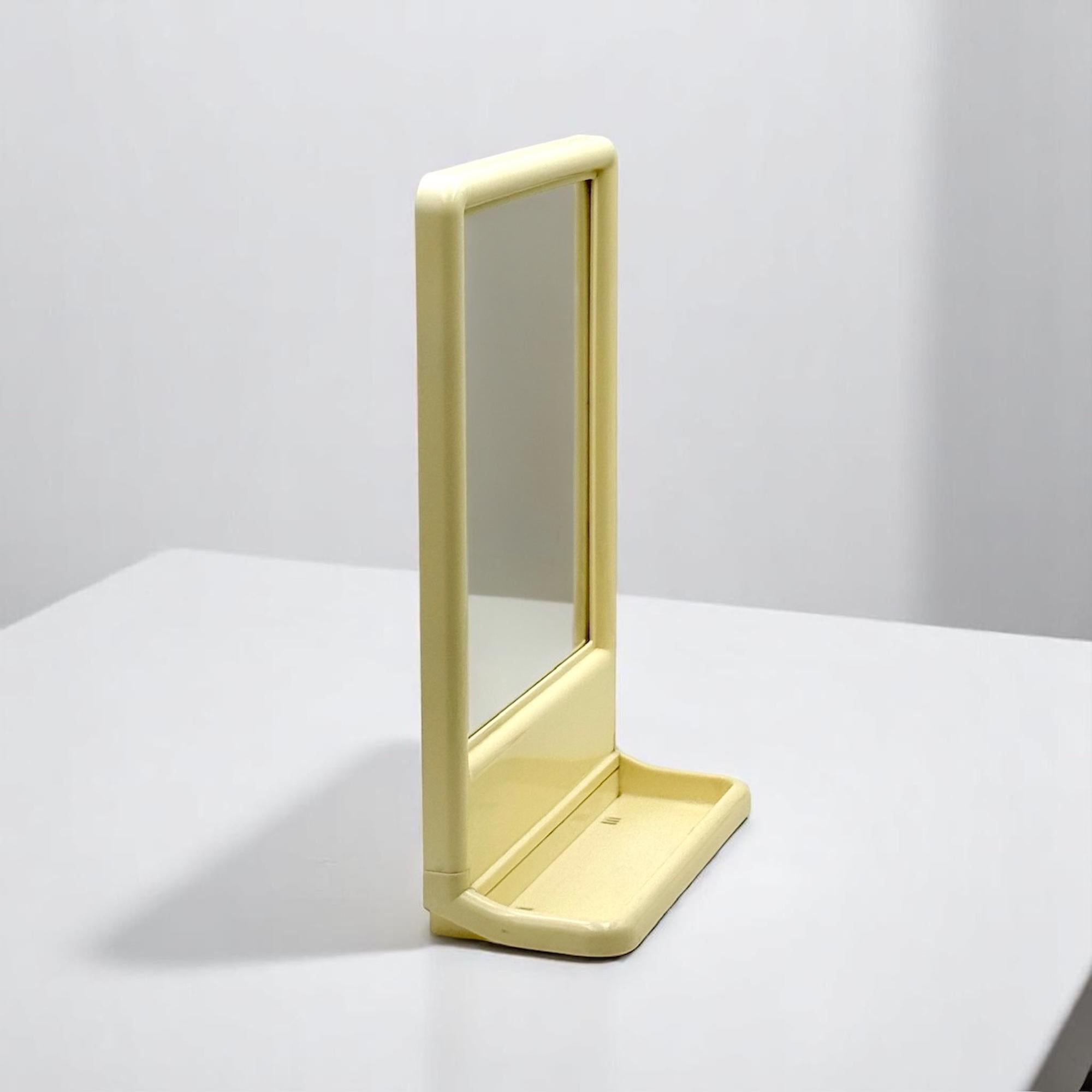 Space Age Wall or Table Mirror with Plastic Frame and Built-in Shelf 1970s In condizioni discrete in vendita a San Benedetto Del Tronto, IT