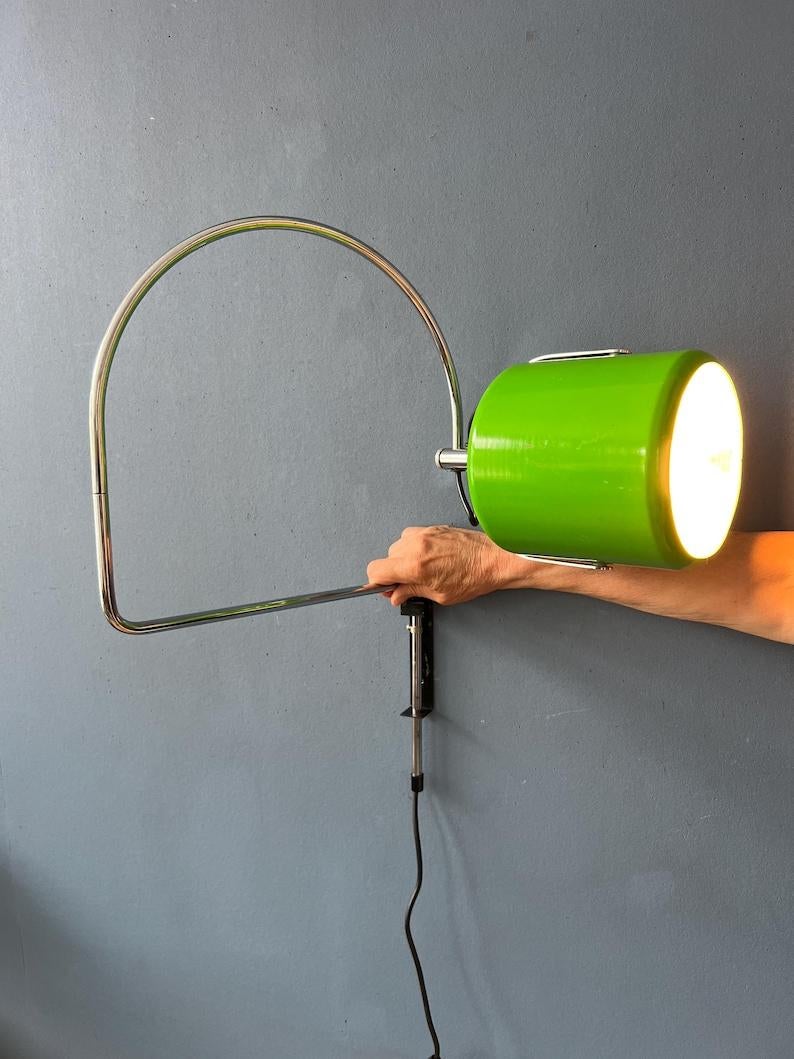 Applique verte Anvia de Jan Hoogervorst. La lampe avec abat-jour en forme de seau est incroyablement flexible. La pièce peut se déplacer vers la gauche et vers la droite à partir de la position du support mural. L'arc de pivotement peut également se