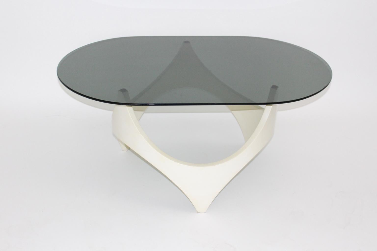 Der Vintage-Couchtisch Space Age besteht aus einem weiß lackierten Buchenholzsockel mit einer ovalen Platte aus Rauchglas.
Der Vintage-Zustand ist sehr gut.
Ungefähre Maße:
Breite 108 cm
Tiefe 68 cm
Höhe 45 cm.
