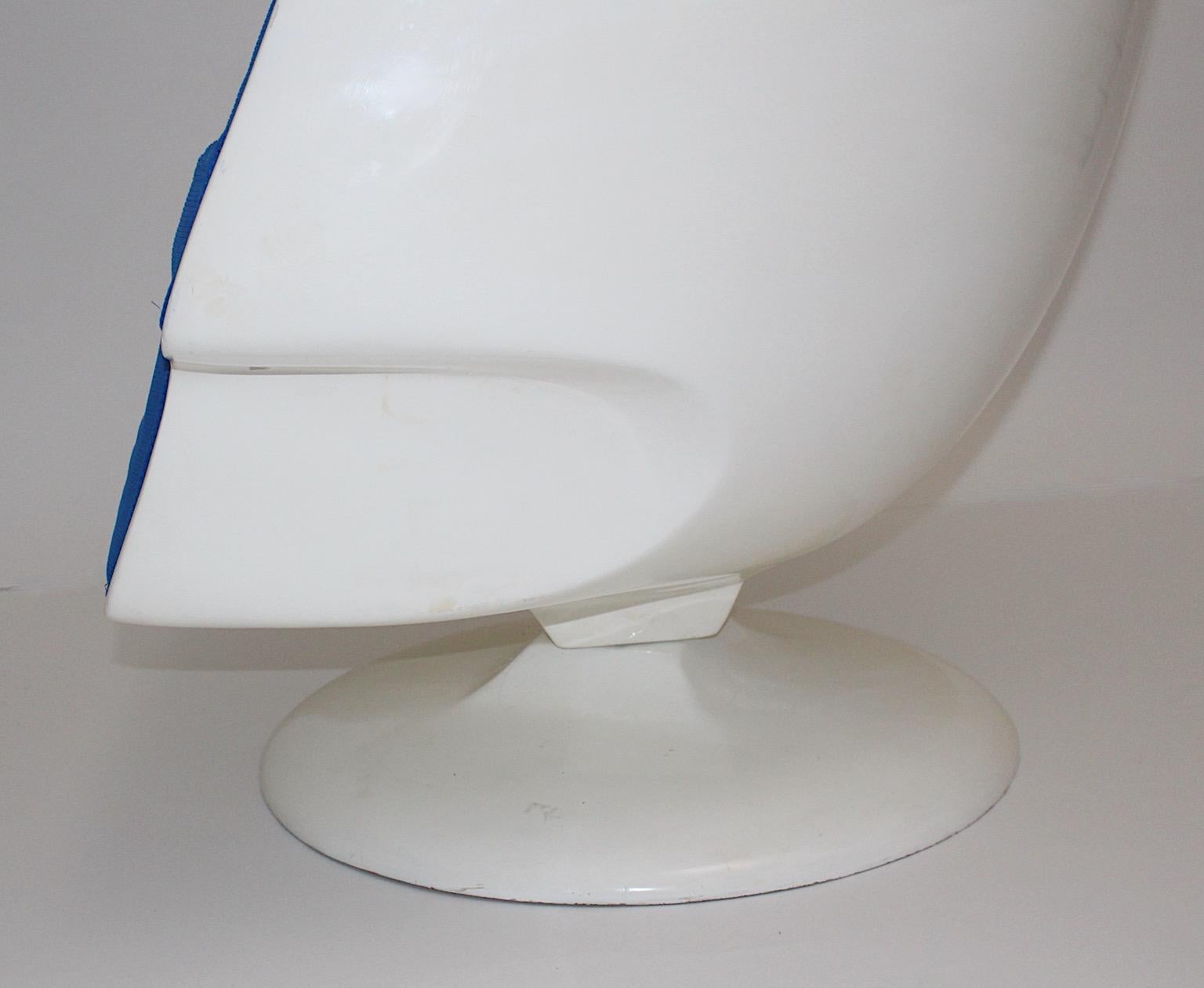 Space Age White Blue Vintage Swiveling Fiberglass Egg Lounge Chair, 1970s, USA For Sale 9