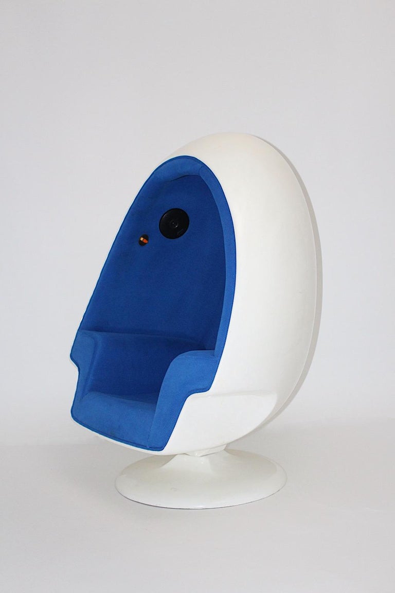 Space Age White Blue Vintage Swiveling Fiberglass Egg Lounge Chair, 1970s, USA In Good Condition For Sale In Vienna, AT