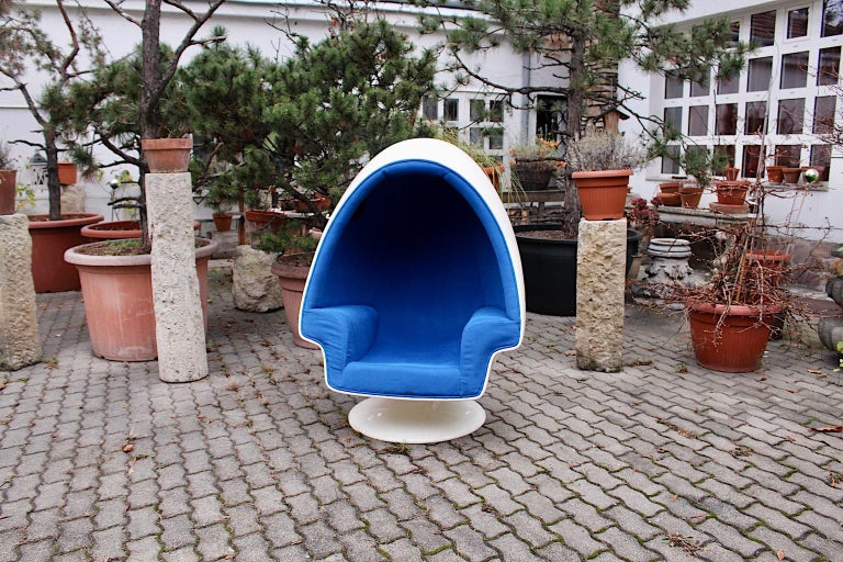 Fabric Space Age White Blue Vintage Swiveling Fiberglass Egg Lounge Chair, 1970s, USA For Sale