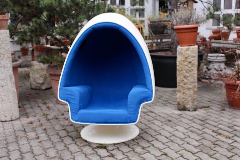 Space Age White Blue Vintage Swiveling Fiberglass Egg Lounge Chair, 1970s, USA For Sale 1