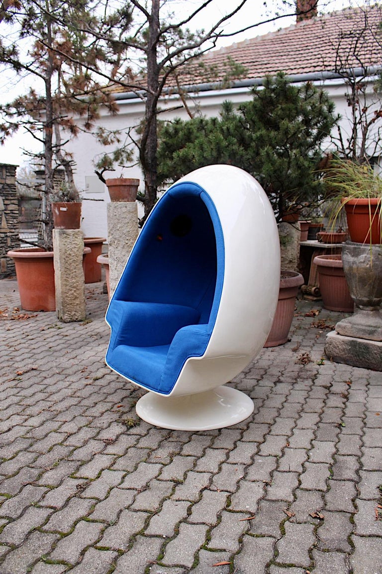 Space Age White Blue Vintage Swiveling Fiberglass Egg Lounge Chair, 1970s, USA For Sale 2