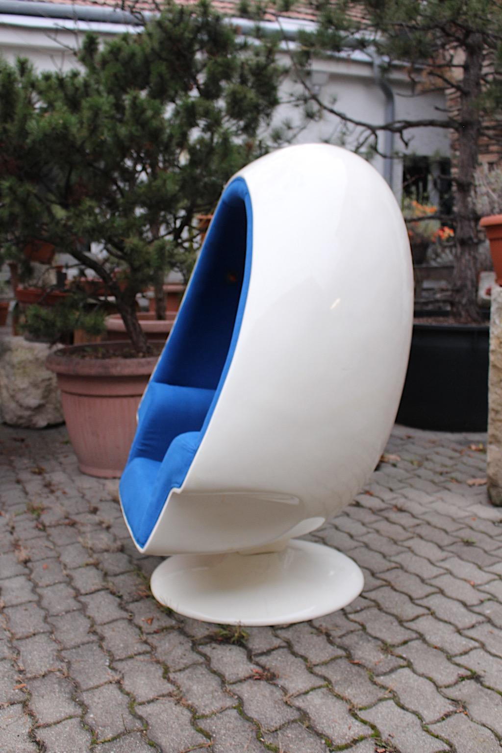Space Age White Blue Vintage Swiveling Fiberglass Egg Lounge Chair, 1970s, USA For Sale 1
