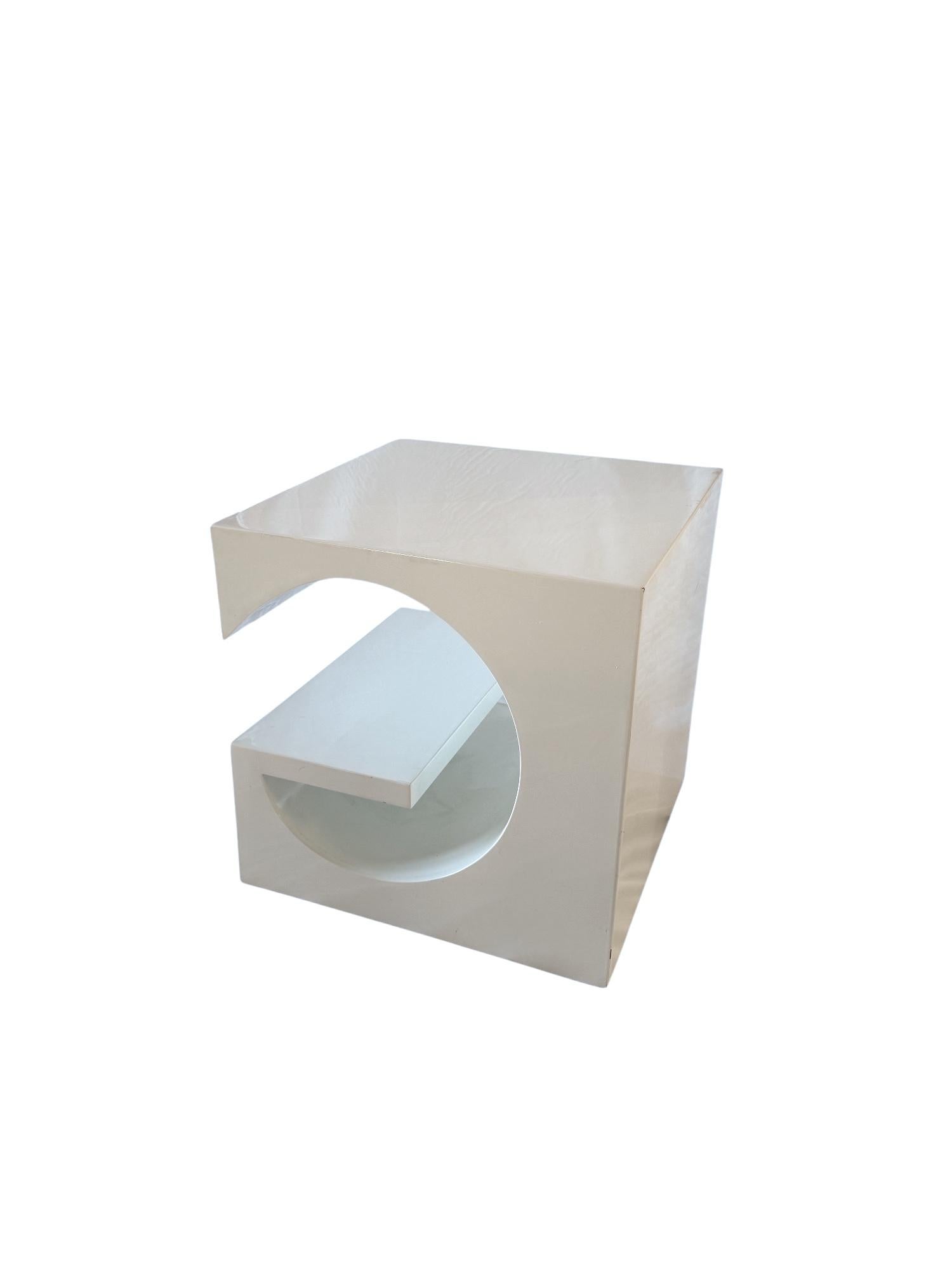 Space age white coffee table, Italy 1970s For Sale 3