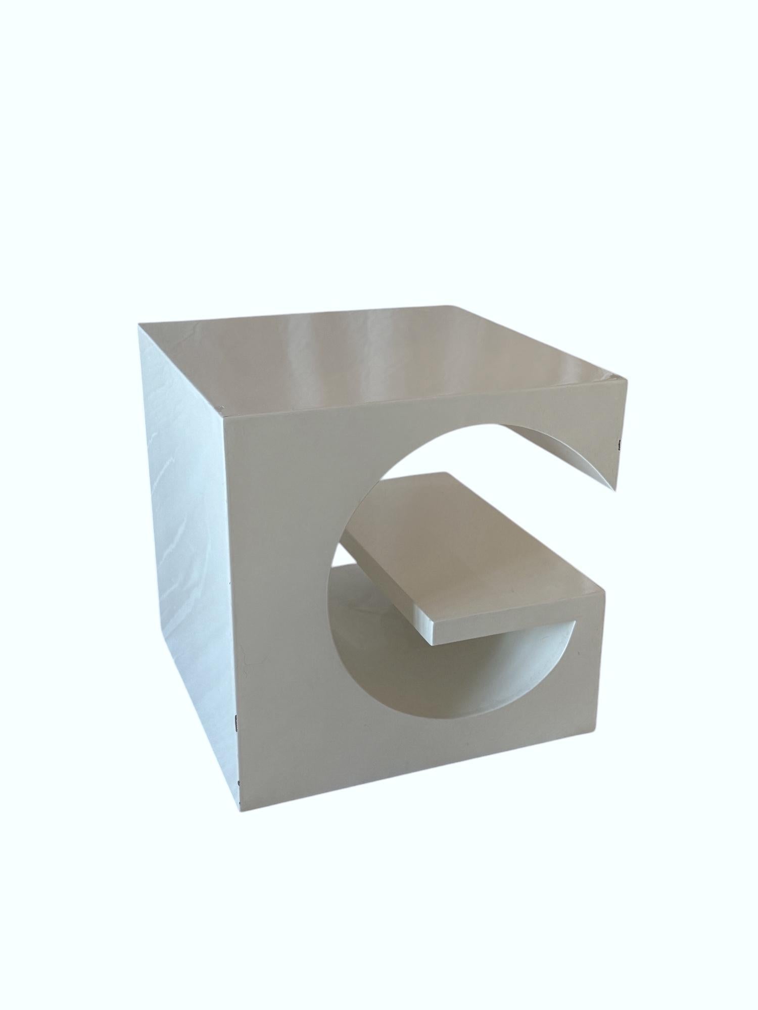 Space age white coffee table, Italy 1970s For Sale 7