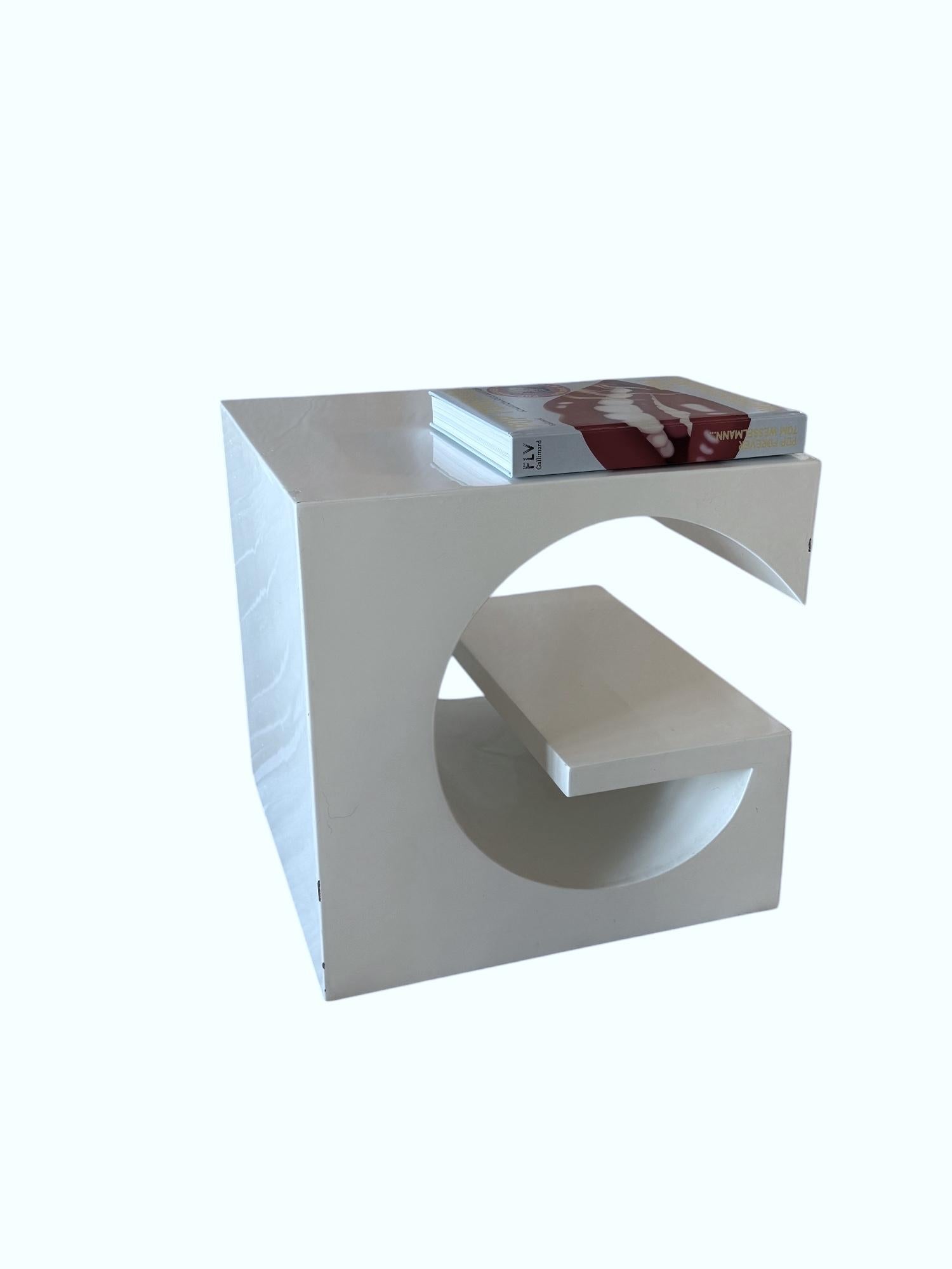 Space Age Space age white coffee table, Italy 1970s For Sale