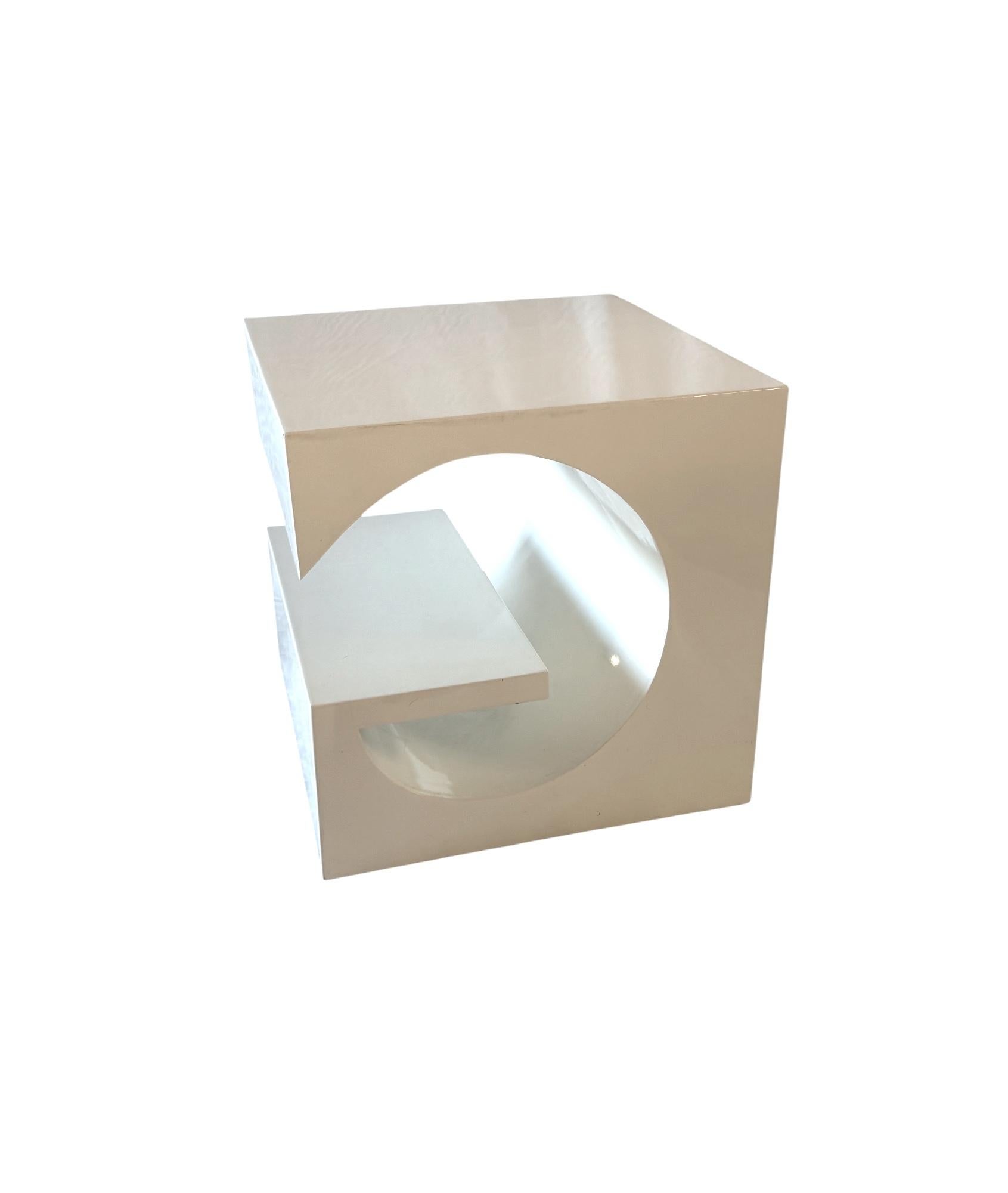 Late 20th Century Space age white coffee table, Italy 1970s For Sale