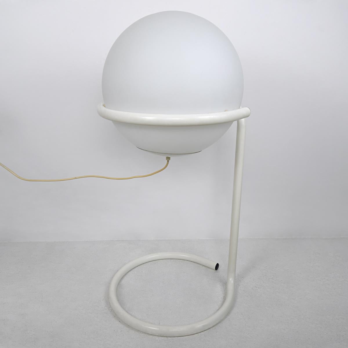 This original virgin-like white lamps seems to be coming straight from a James Bond set. The organically shaped white base is made in one piece and forms both on the ground as above in the air an ample circle. The lower one functions as a stable