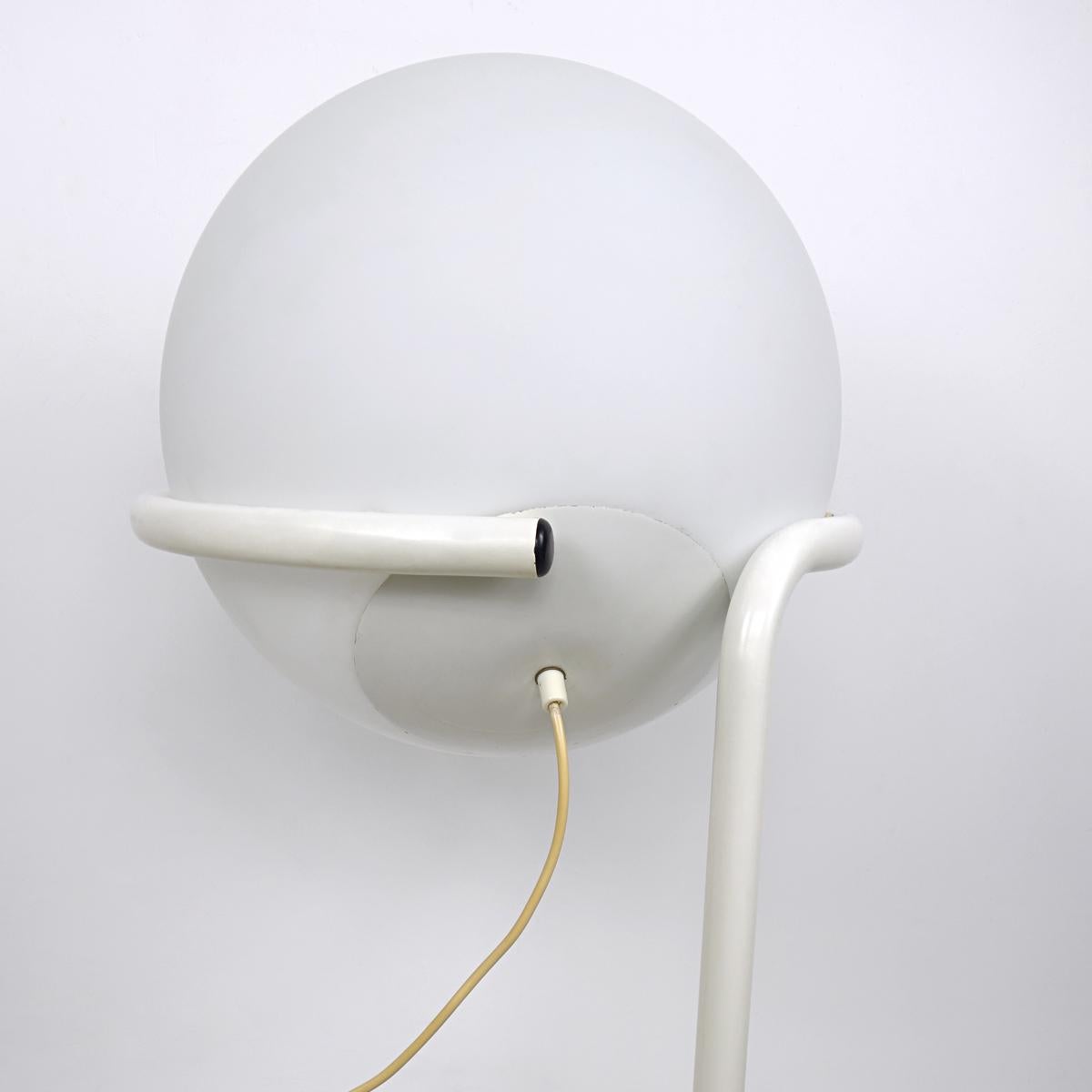 Space Age White Glass Globe Lamp in White Metal Standard In Good Condition For Sale In Doornspijk, NL