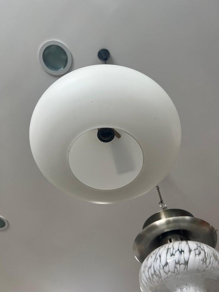 Lampada a sospensione italiana in vetro bianco A Space Age.