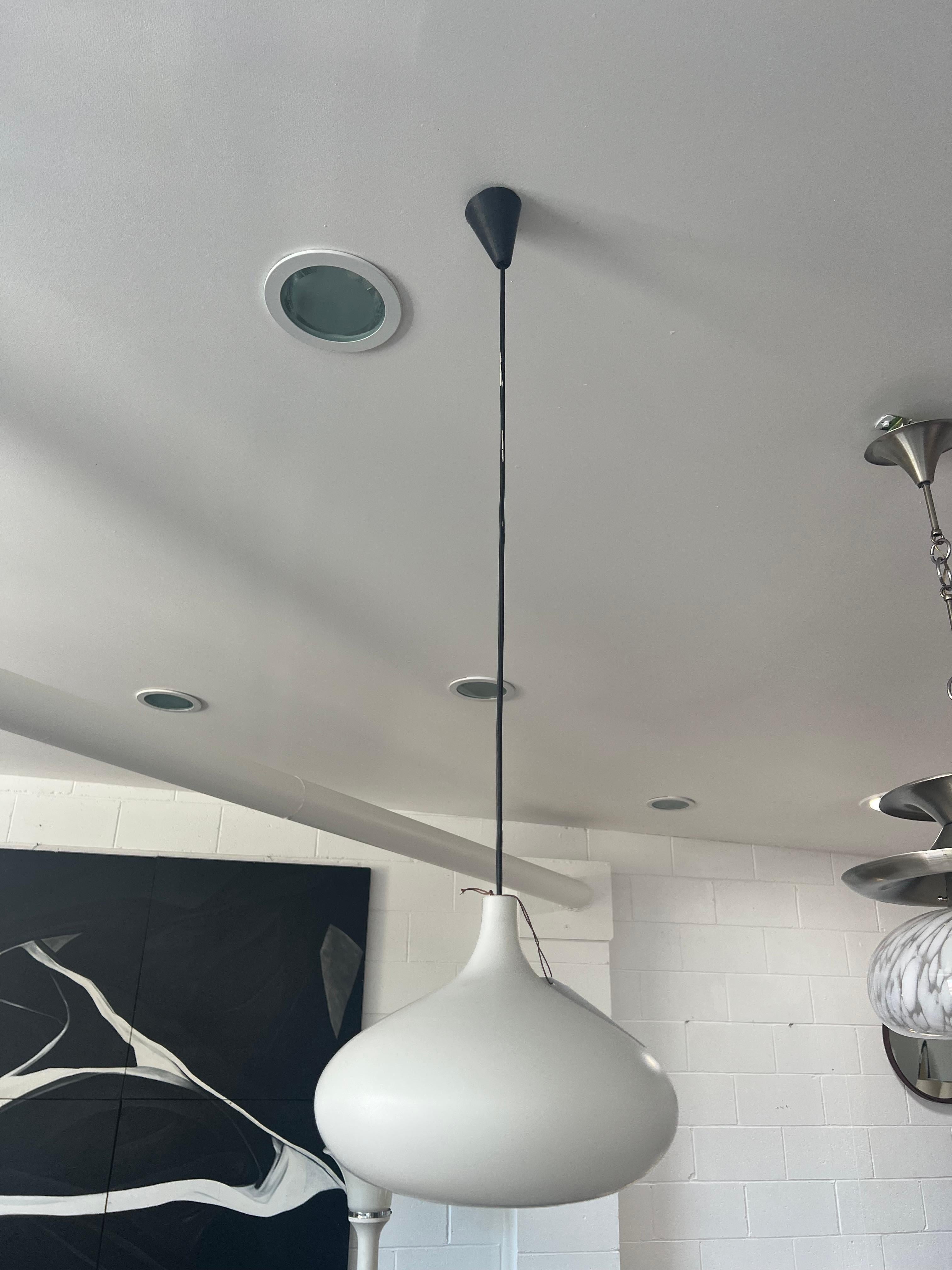 Space Age White Glass Italian Pendant Light In Good Condition For Sale In Byron Bay, NSW