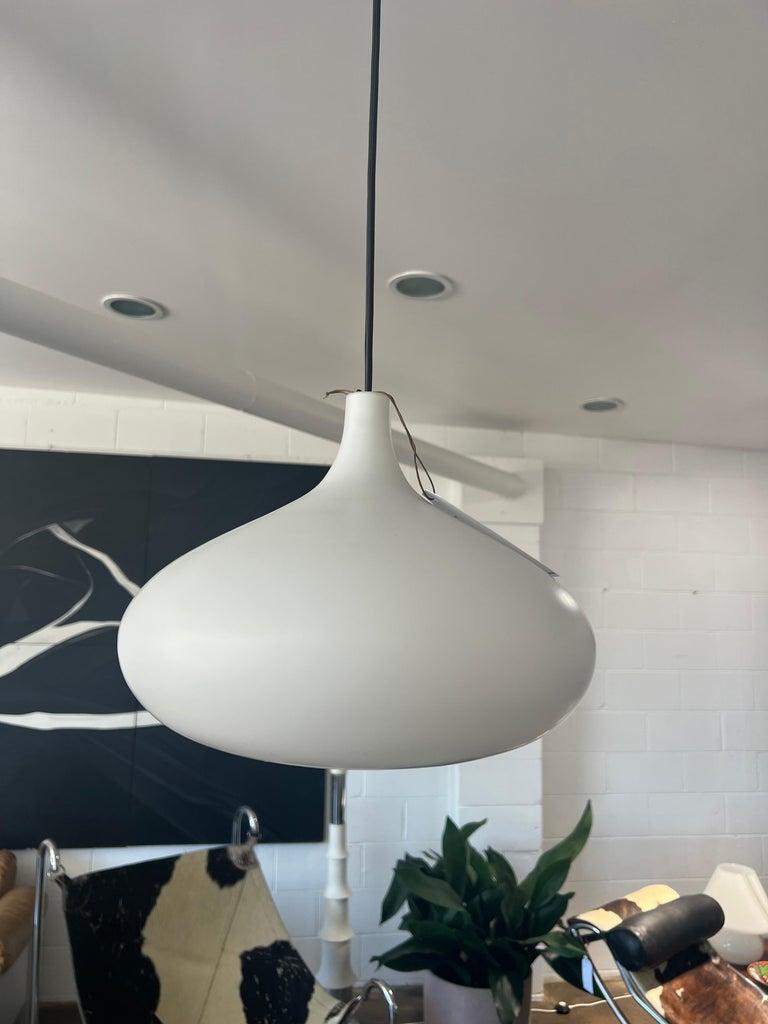 Luce a sospensione italiana in vetro bianco A Space Age In condizioni buone in vendita a Byron Bay, NSW