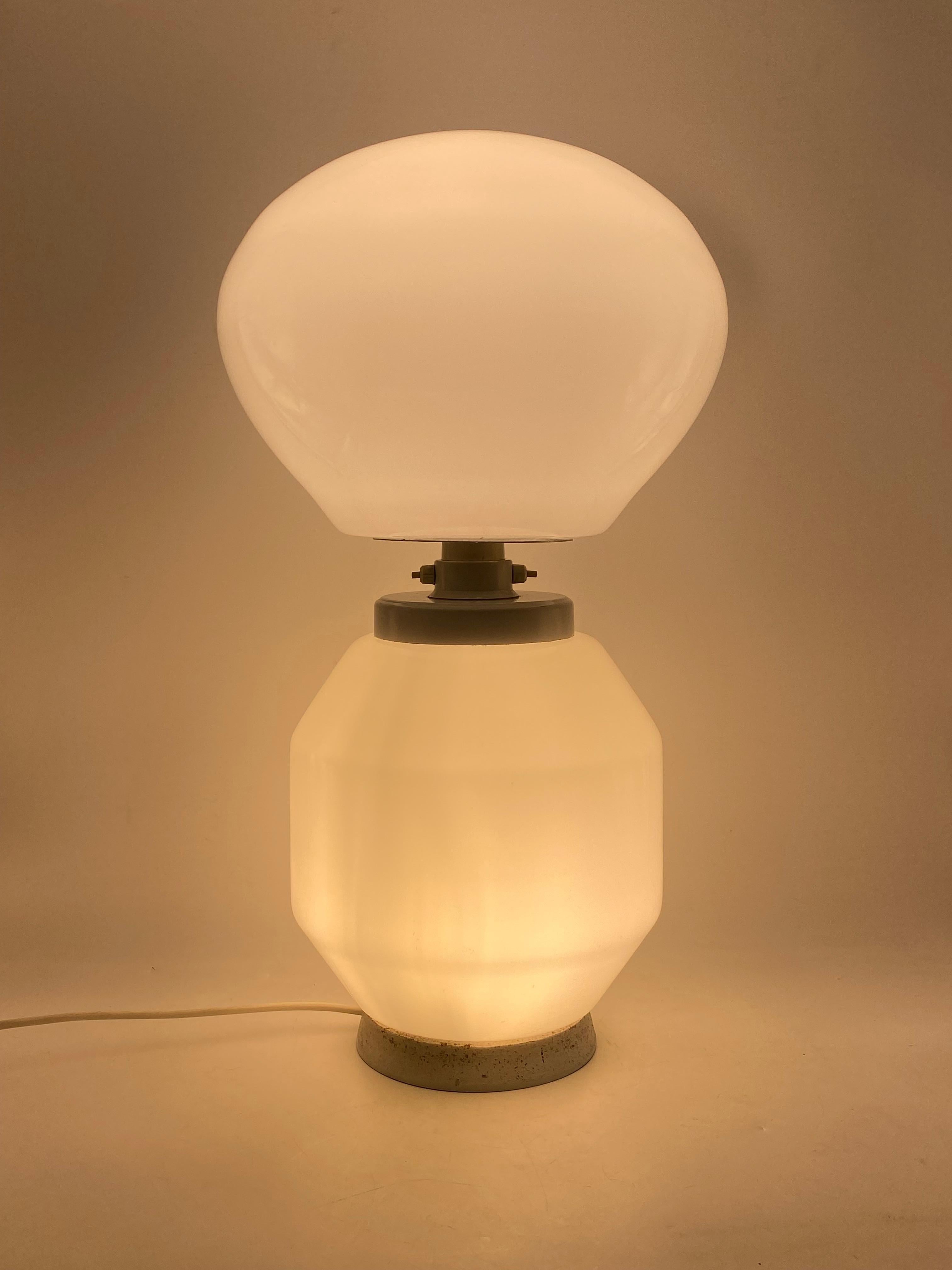 Lampe de table en verre blanc de l'ère spatiale, Faver Italie 1970 en vente 4