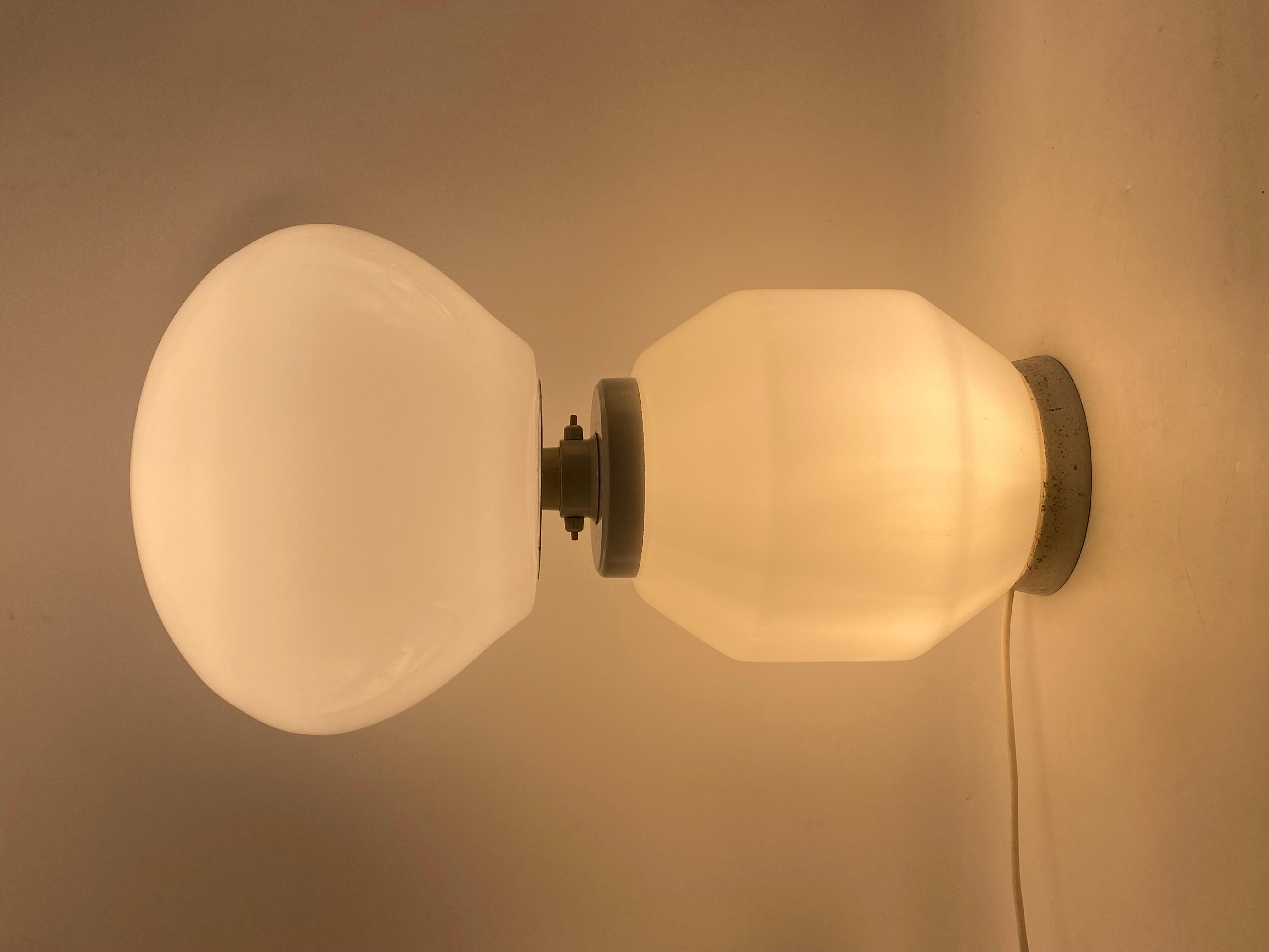 Lampe de table en verre blanc de l'ère spatiale, Faver Italie 1970 en vente 4