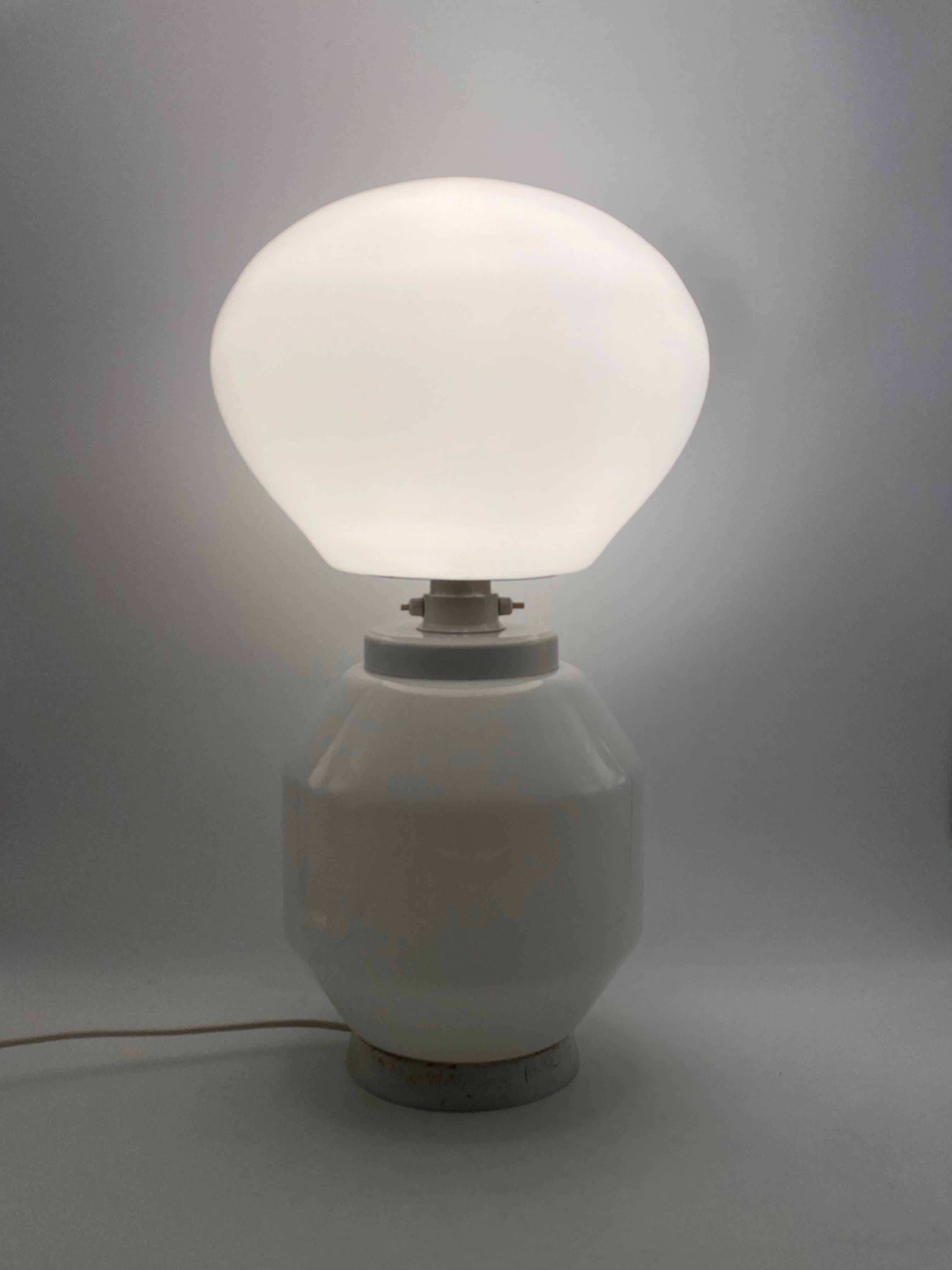 Lampe de table en verre blanc de l'ère spatiale, Faver Italie 1970 en vente 6