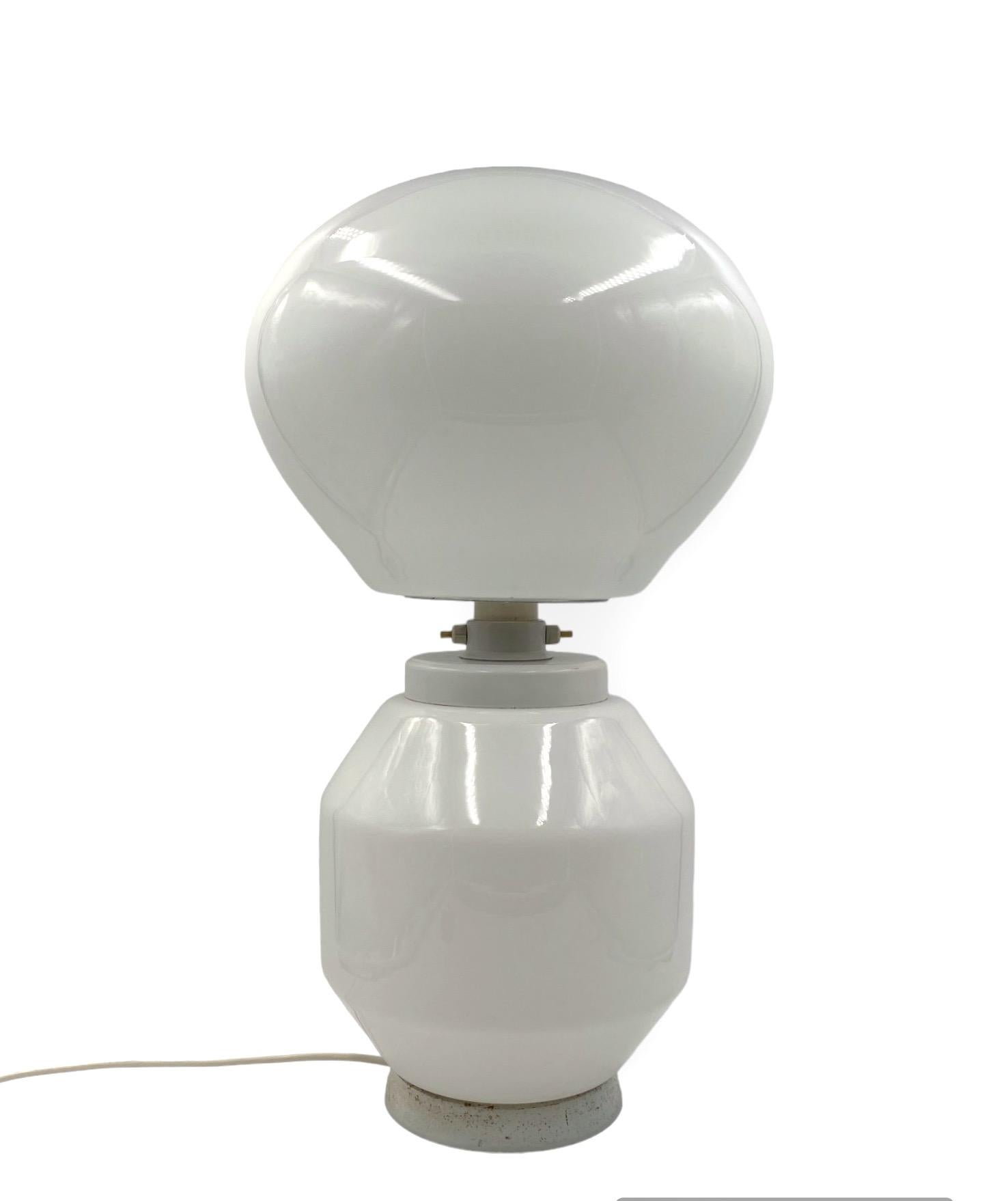 Space Age white glass table lamp 

Faver Italy 1970s

Double lamp bulbs, one for the top one for the base. Separate switch for the two lights

Opaline glass, white lacquered aluminum.

63 cm H - 37 cm diam.

Conditions: excellent consistent with age