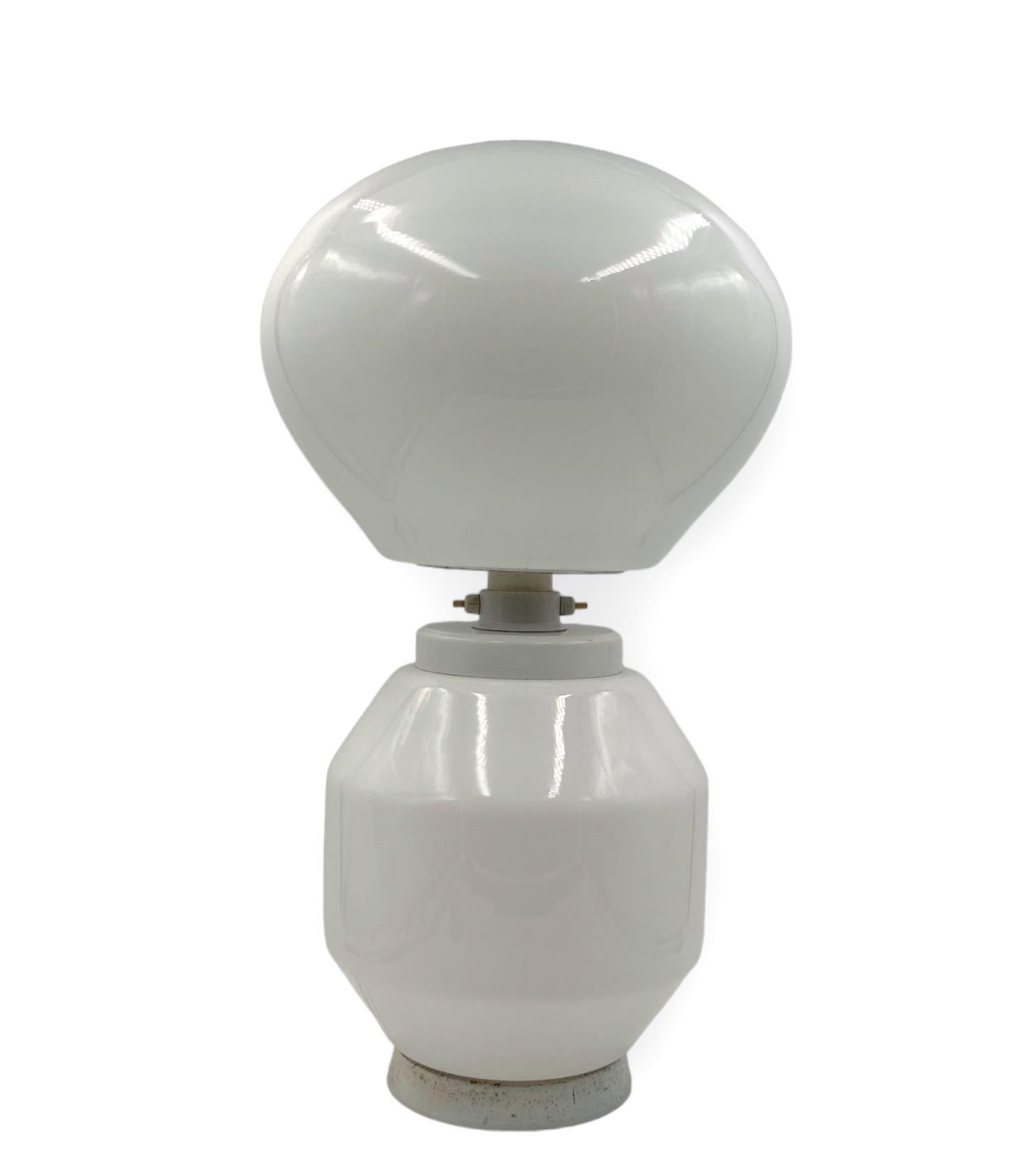 Italian Lampe de table en verre blanc de l'ère spatiale, Faver Italie 1970 en vente