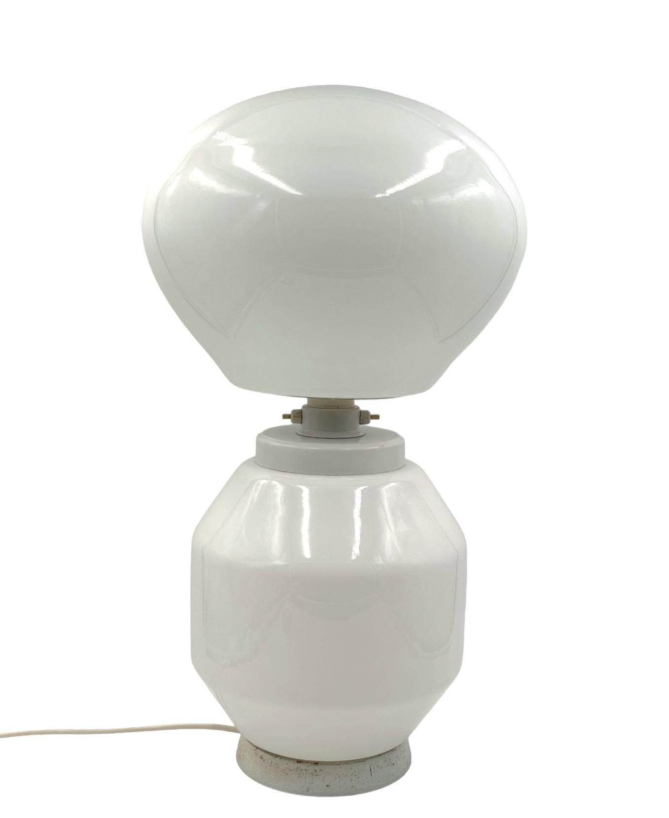 Space Age white glass table lamp, Faver Italy 1970s For Sale 1