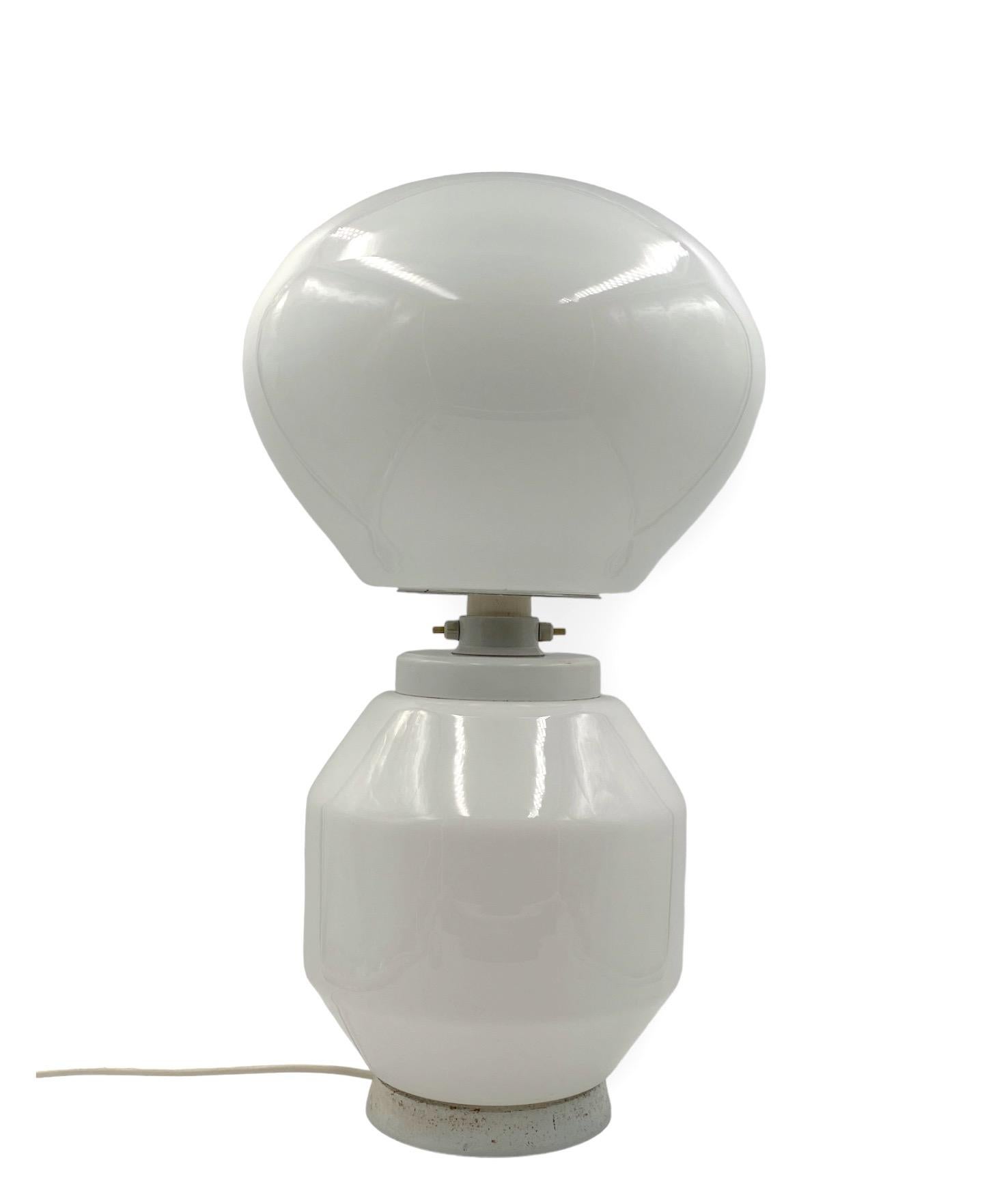 Lampe de table en verre blanc de l'ère spatiale, Faver Italie 1970 en vente 1