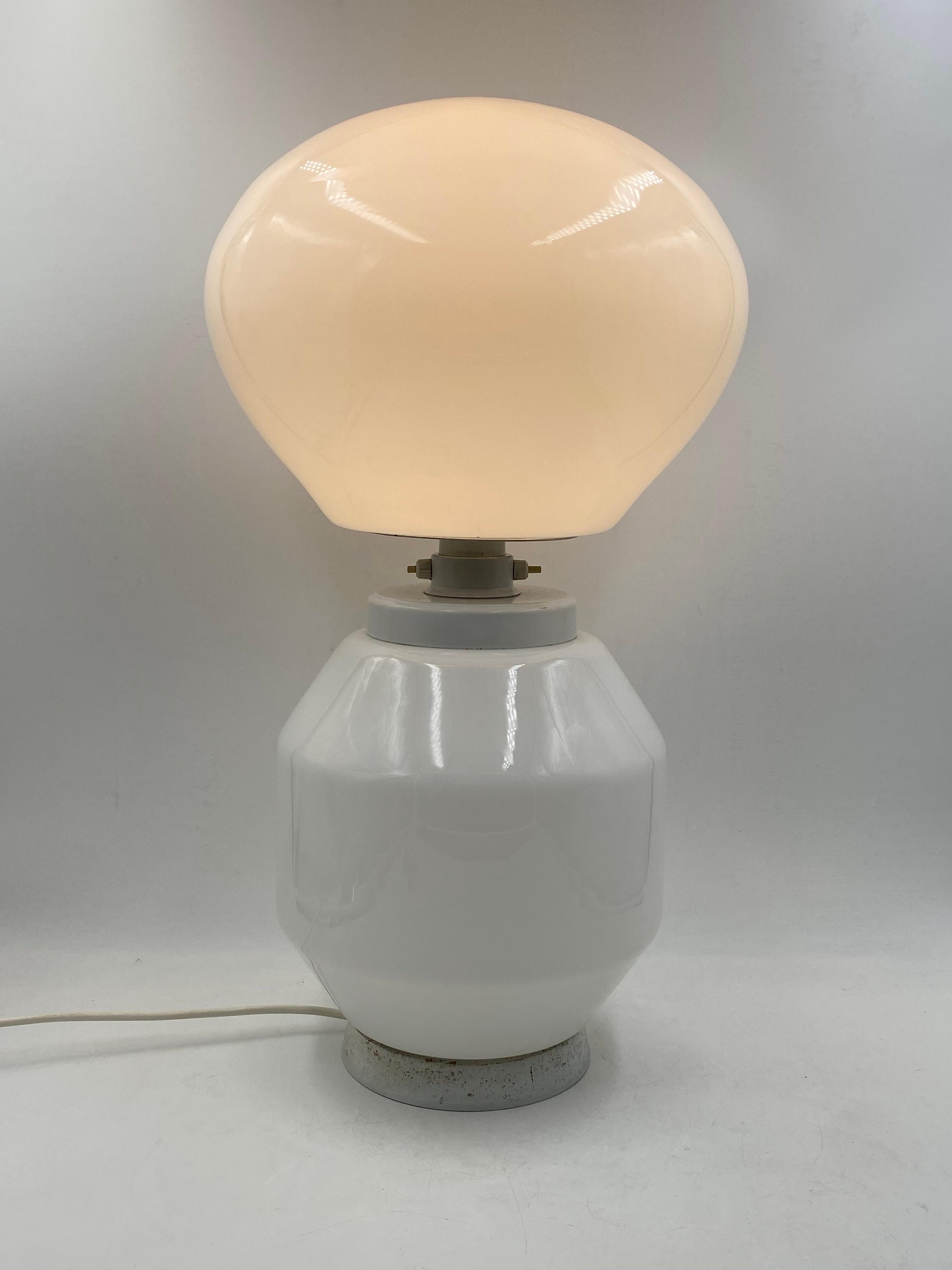 Lampe de table en verre blanc de l'ère spatiale, Faver Italie 1970 en vente 2