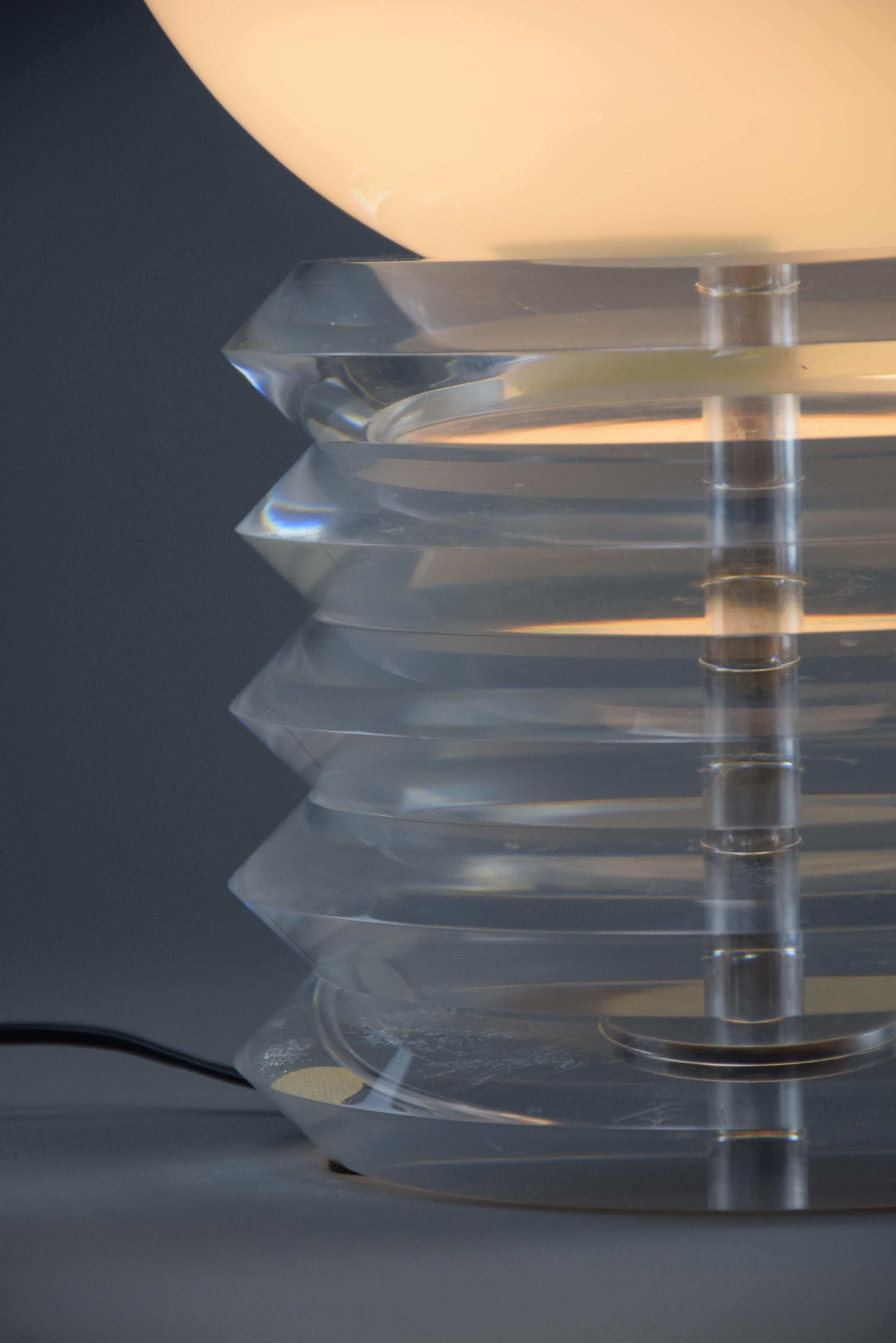 Olandese Lampada da tavolo A Space Age con sfera di vetro opalino bianco e plexiglas in vendita