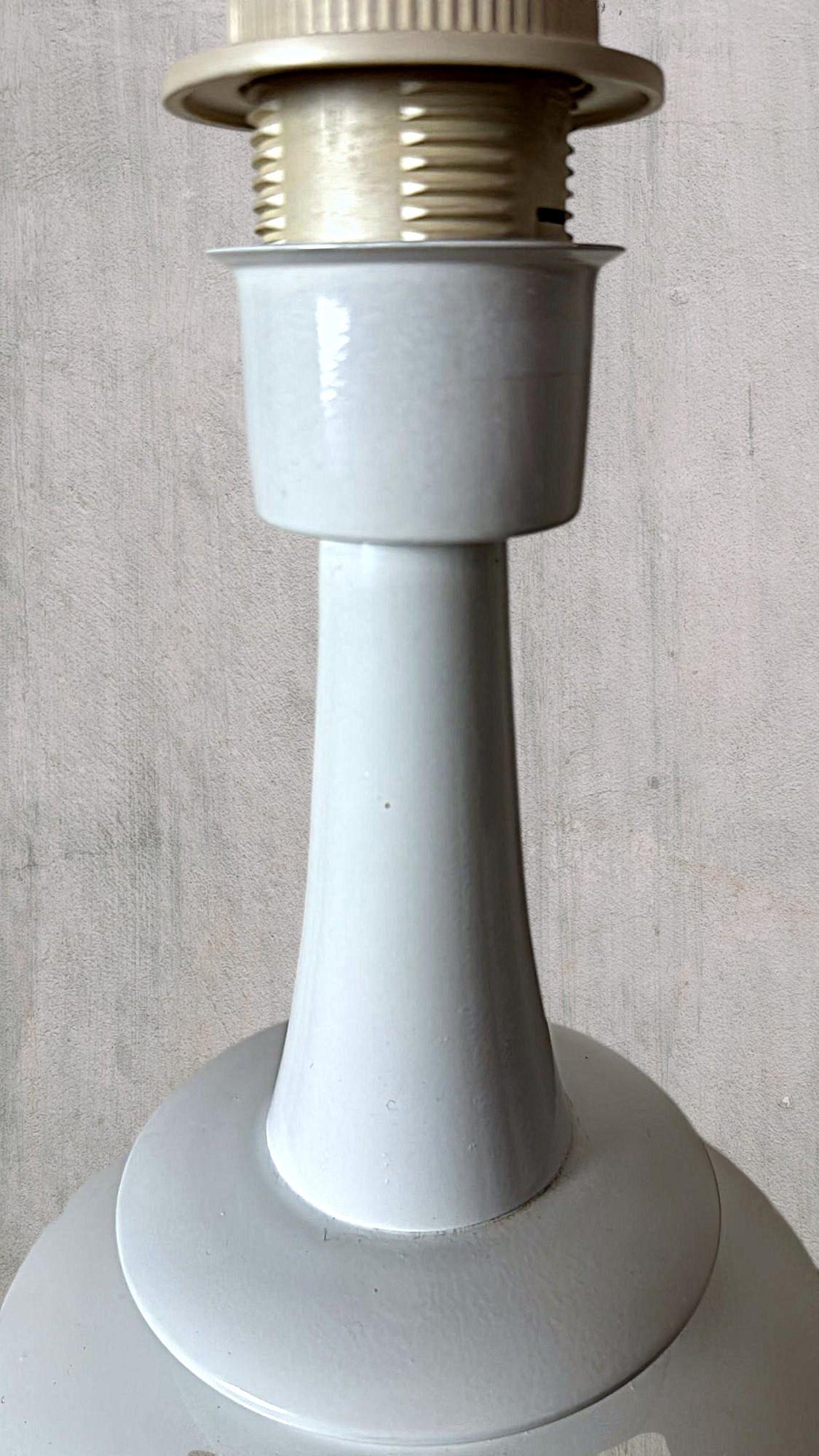 Space Age White Painted Aluminum Table Lamp In The Style Of Arredoluce For Sale 7