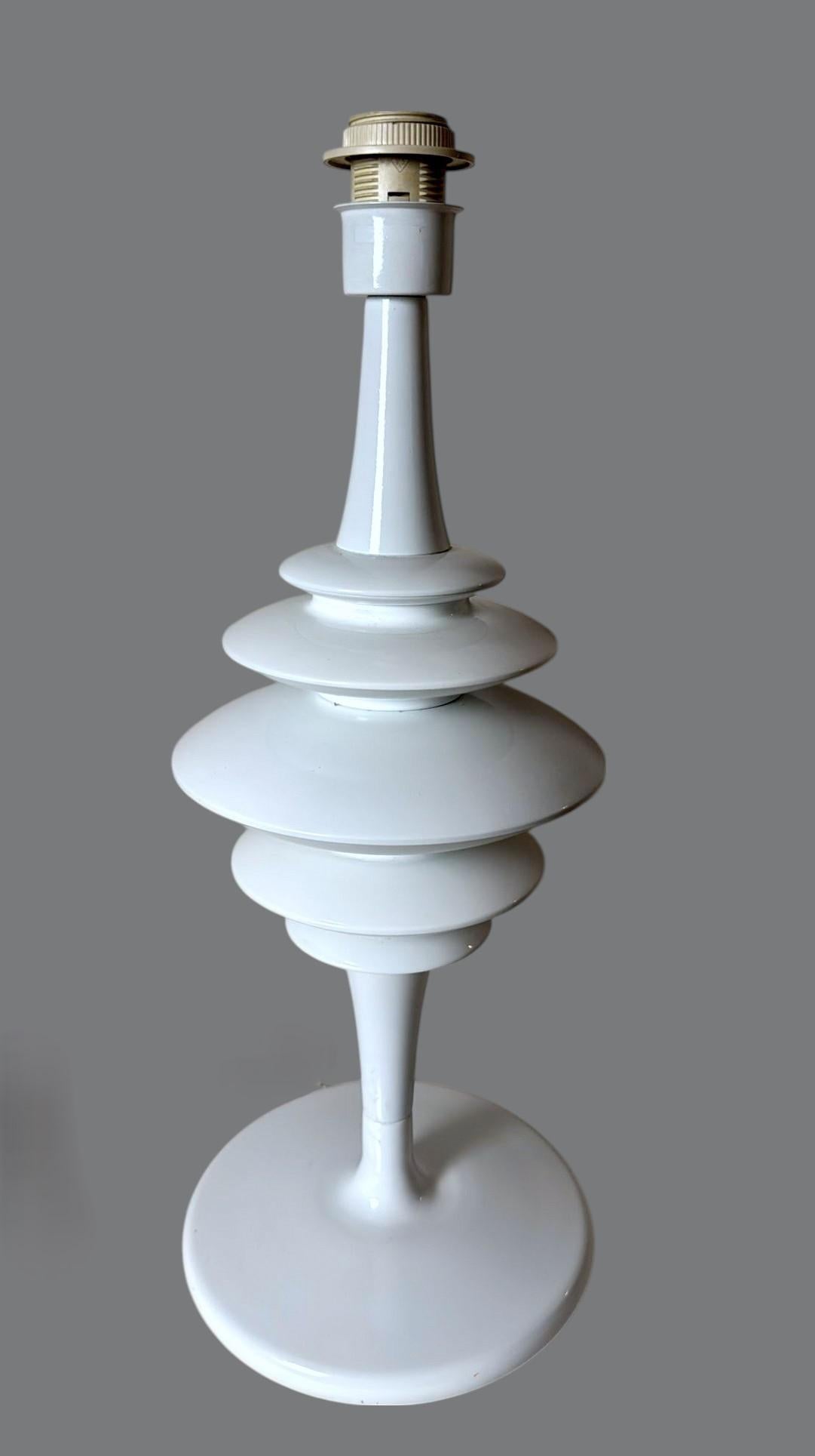 We kindly invite you to read the full description, as we strive to provide detailed technical and historical information to ensure the authenticity of our pieces.
Original and striking Italian table lamp in white-painted die-cast aluminum. The
