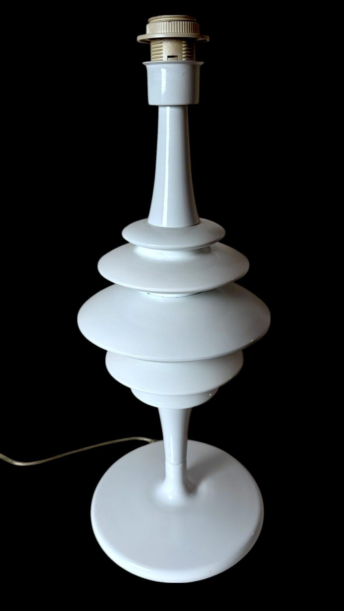 Italian Space Age White Painted Aluminum Table Lamp In The Style Of Arredoluce For Sale