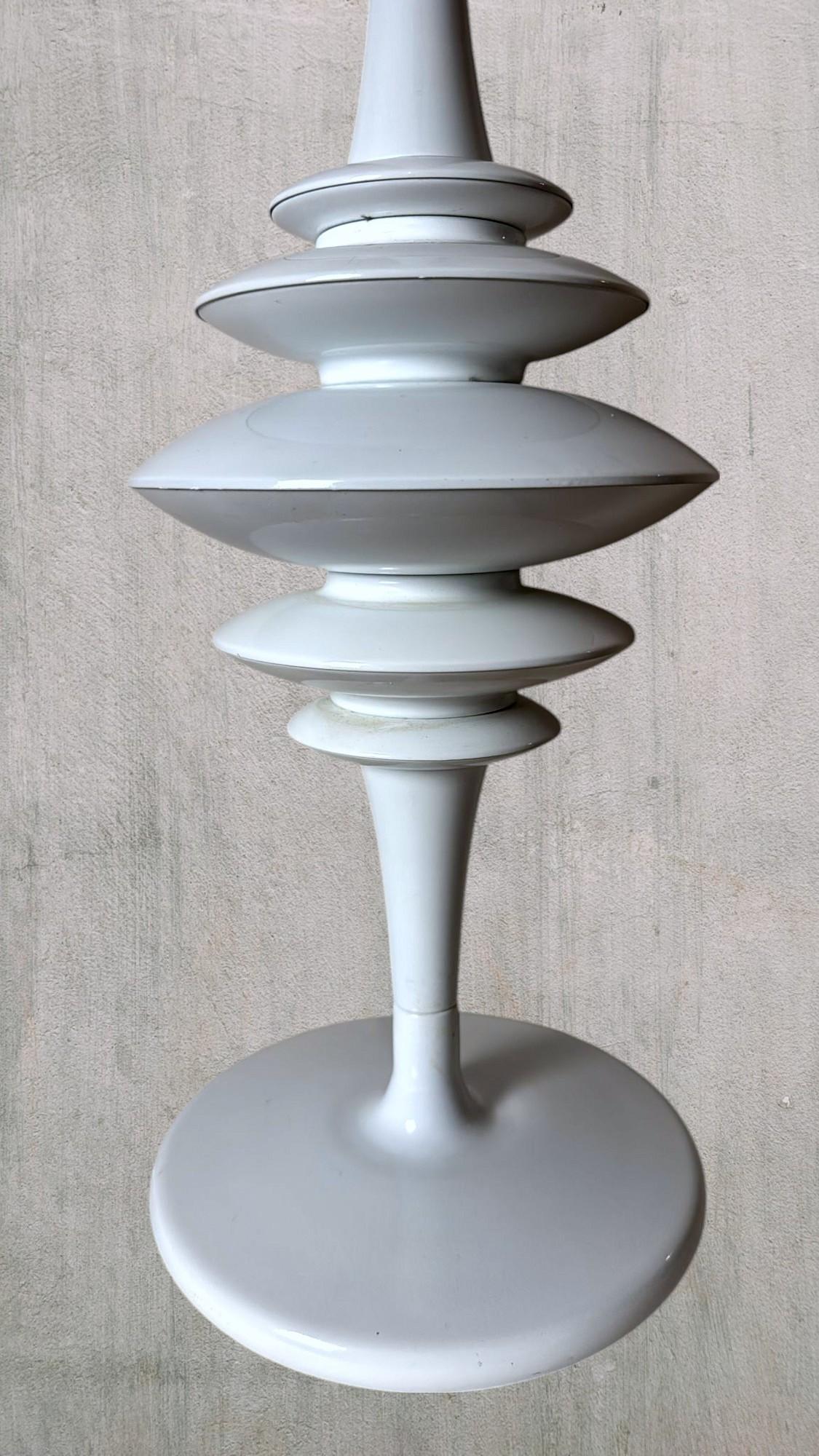 Space Age White Painted Aluminum Table Lamp In The Style Of Arredoluce In Good Condition For Sale In Prato, Tuscany