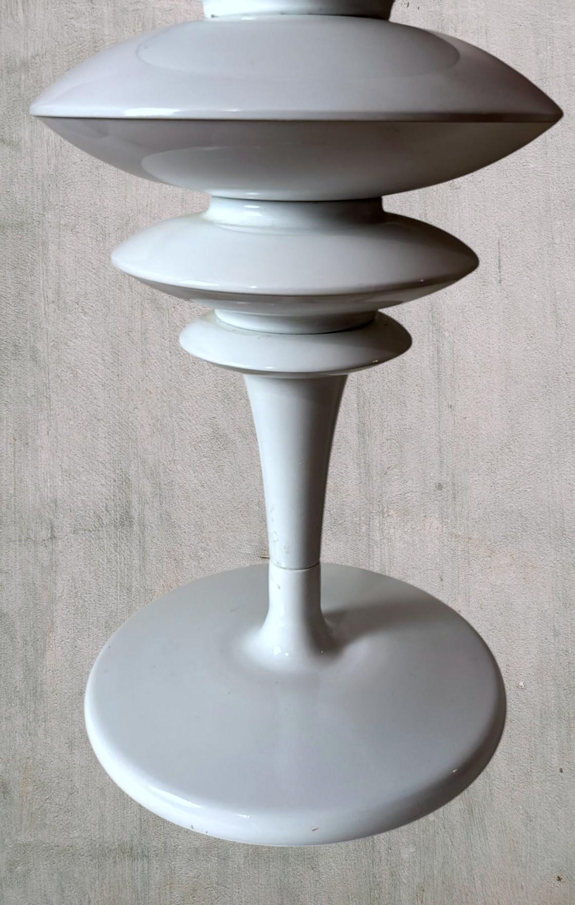 20th Century Space Age White Painted Aluminum Table Lamp In The Style Of Arredoluce For Sale