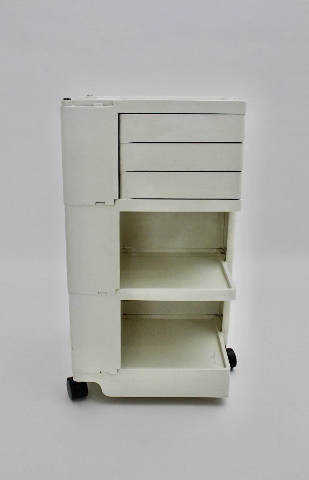 Space Age White Plastic Vintage Storage Trolley Container Joe Colombo 1970 Italy In Good Condition For Sale In Vienna, AT
