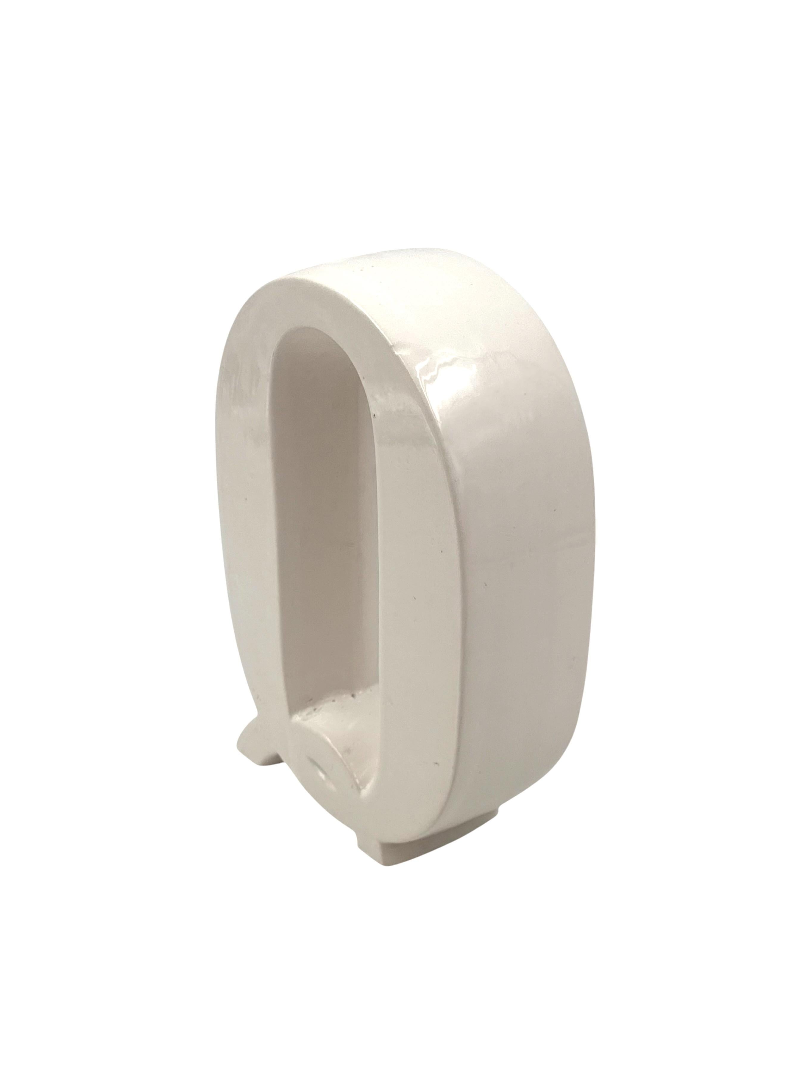 Space age white Q letter shaped ceramic solifleur vase, Marcel Radureau ca. 1970 in vendita 3