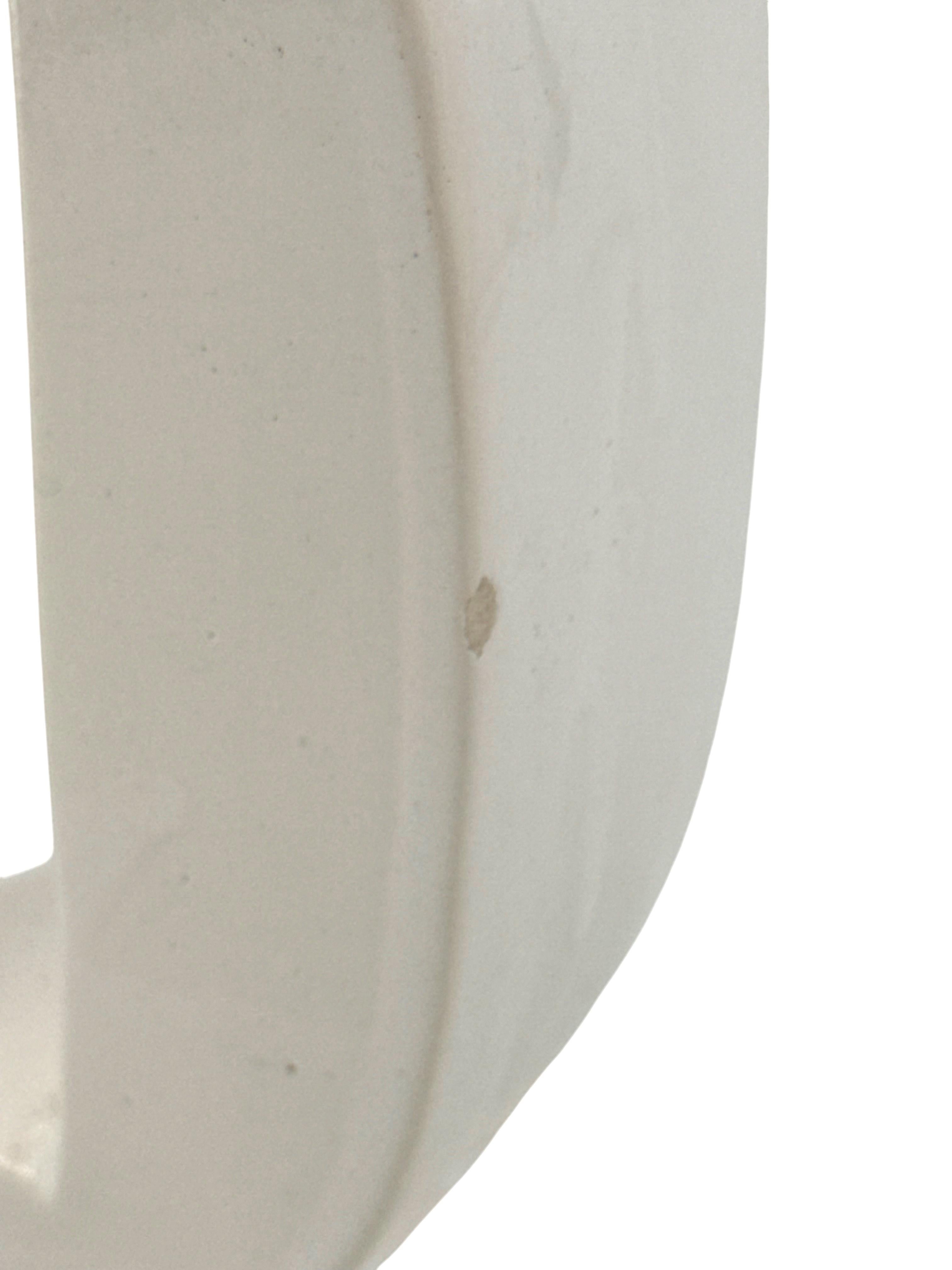 Space age white Q letter shaped ceramic solifleur vase, Marcel Radureau ca. 1970 in vendita 4
