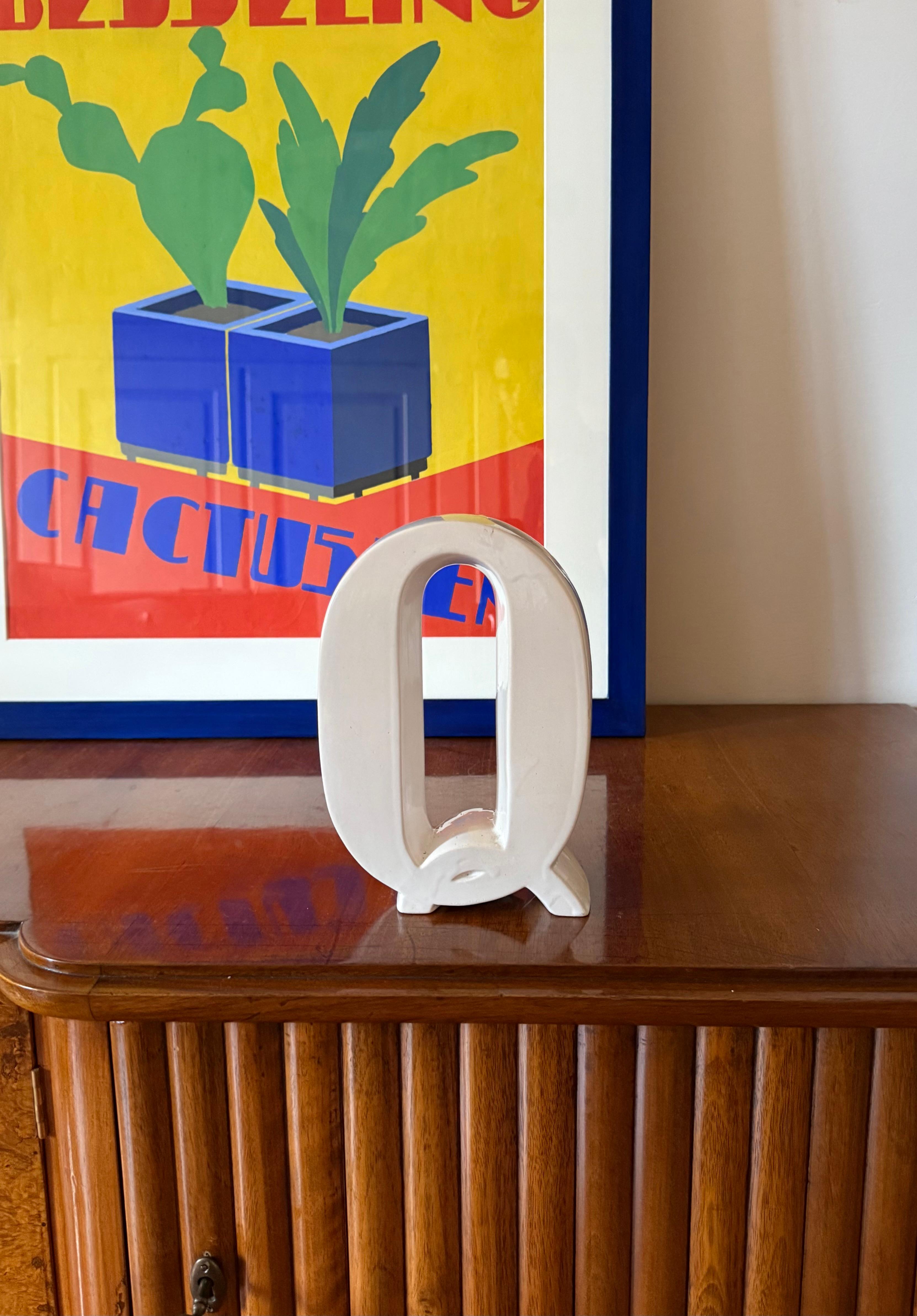 Space age white Q letter shaped ceramic solifleur vase

Creations Marcel Radureau France ca. 1970

H 20.5 cm - 15 × 6 cm 

Conditions: good consistent with age and use. Chips on the vase