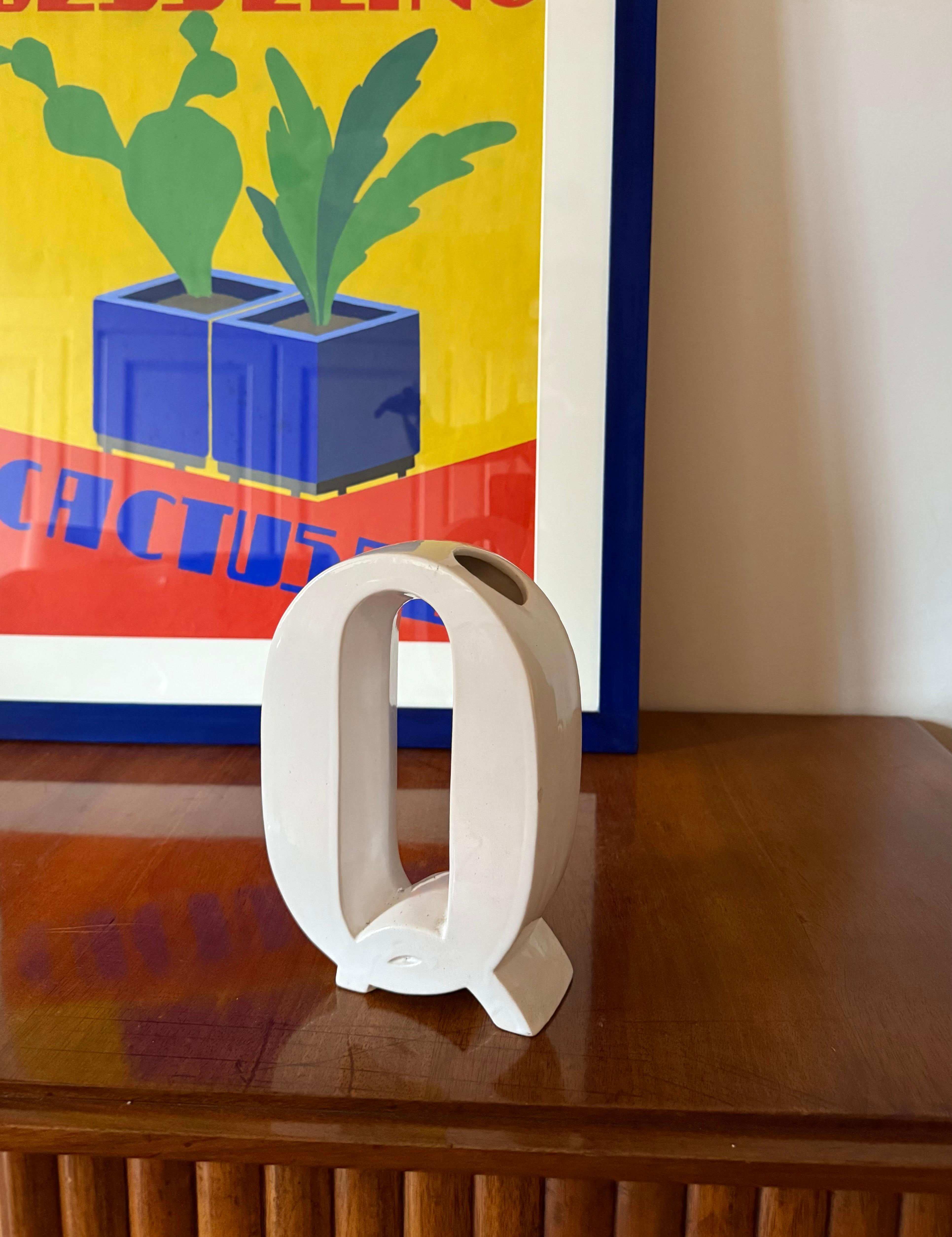 Space Age Space age white Q letter shaped ceramic solifleur vase, Marcel Radureau ca. 1970 in vendita