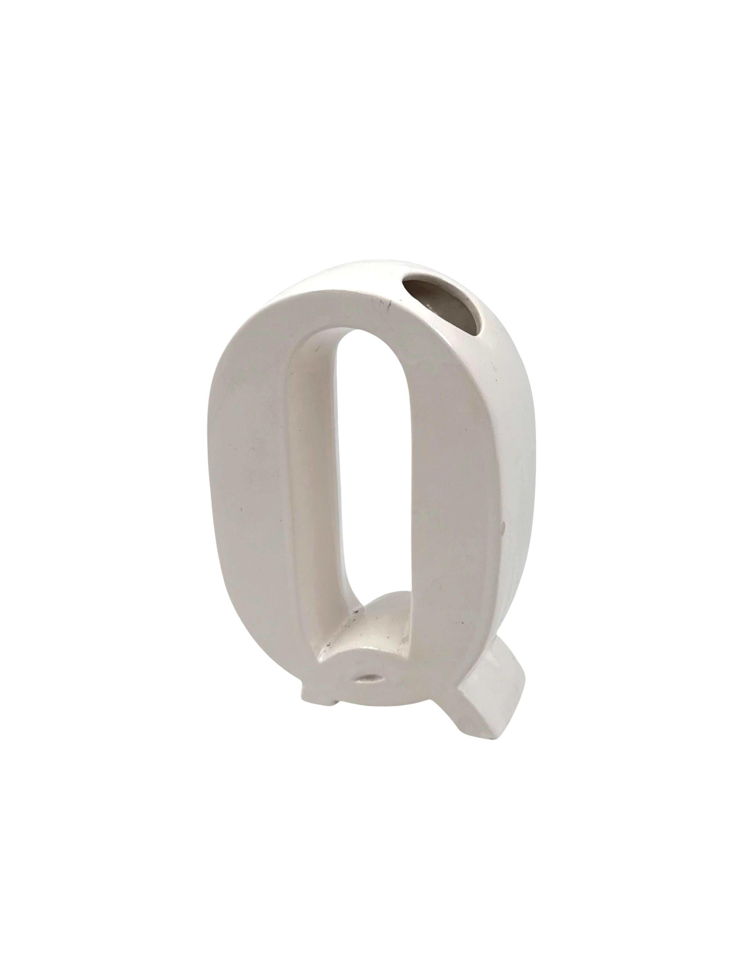 French Space age white Q letter shaped ceramic solifleur vase, Marcel Radureau ca. 1970 in vendita