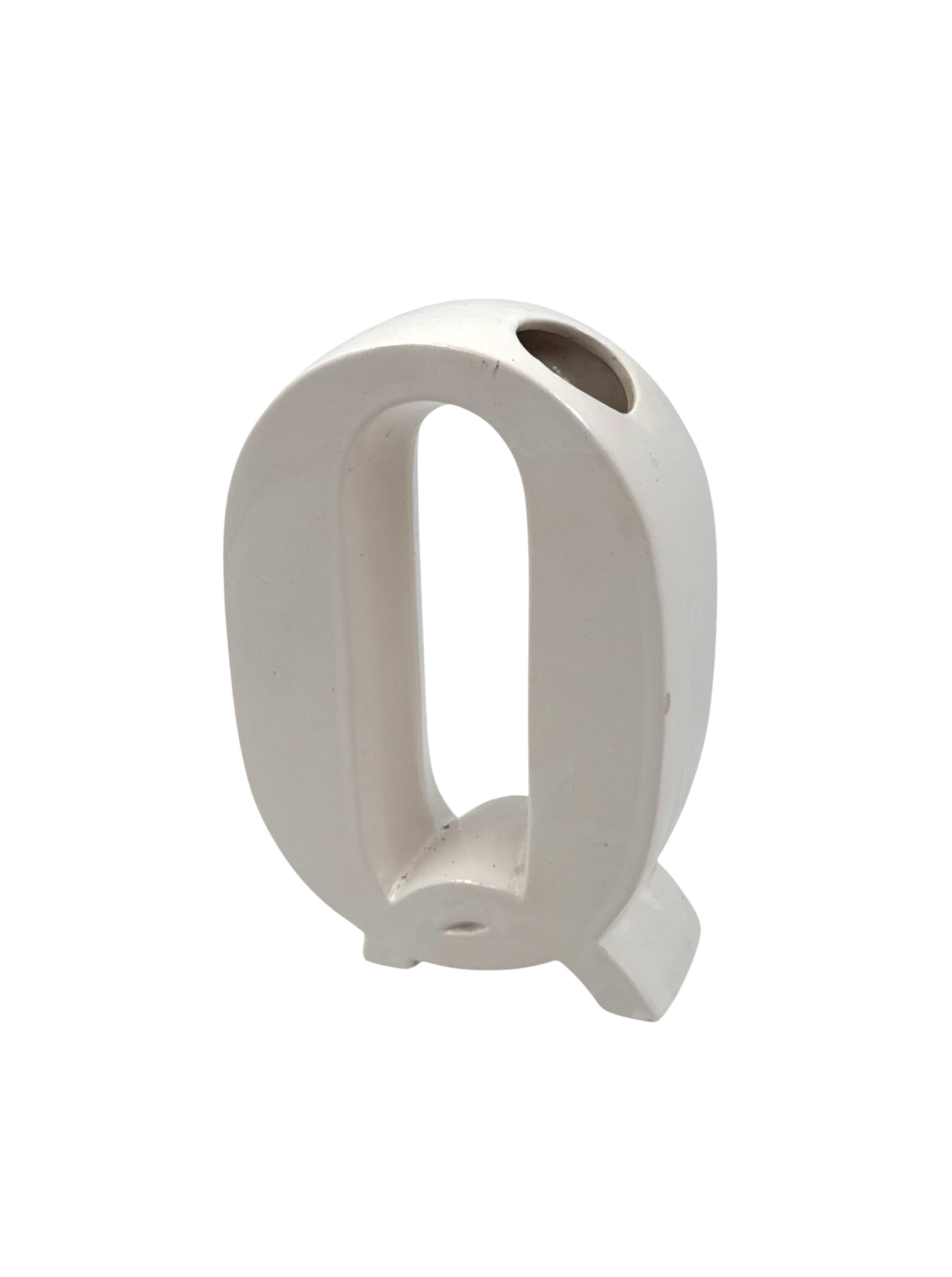 Space age white Q letter shaped ceramic solifleur vase, Marcel Radureau ca. 1970 In condizioni buone in vendita a Firenze, IT