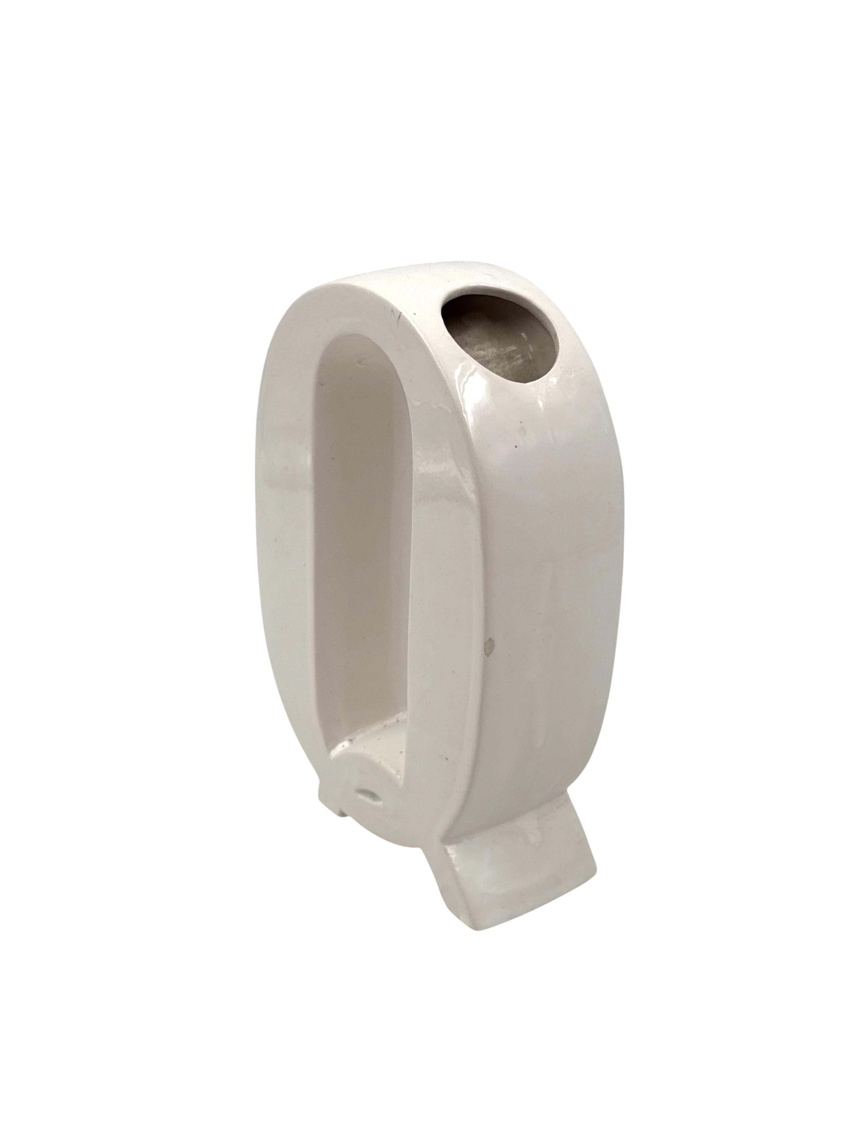 Ceramica Space age white Q letter shaped ceramic solifleur vase, Marcel Radureau ca. 1970 in vendita