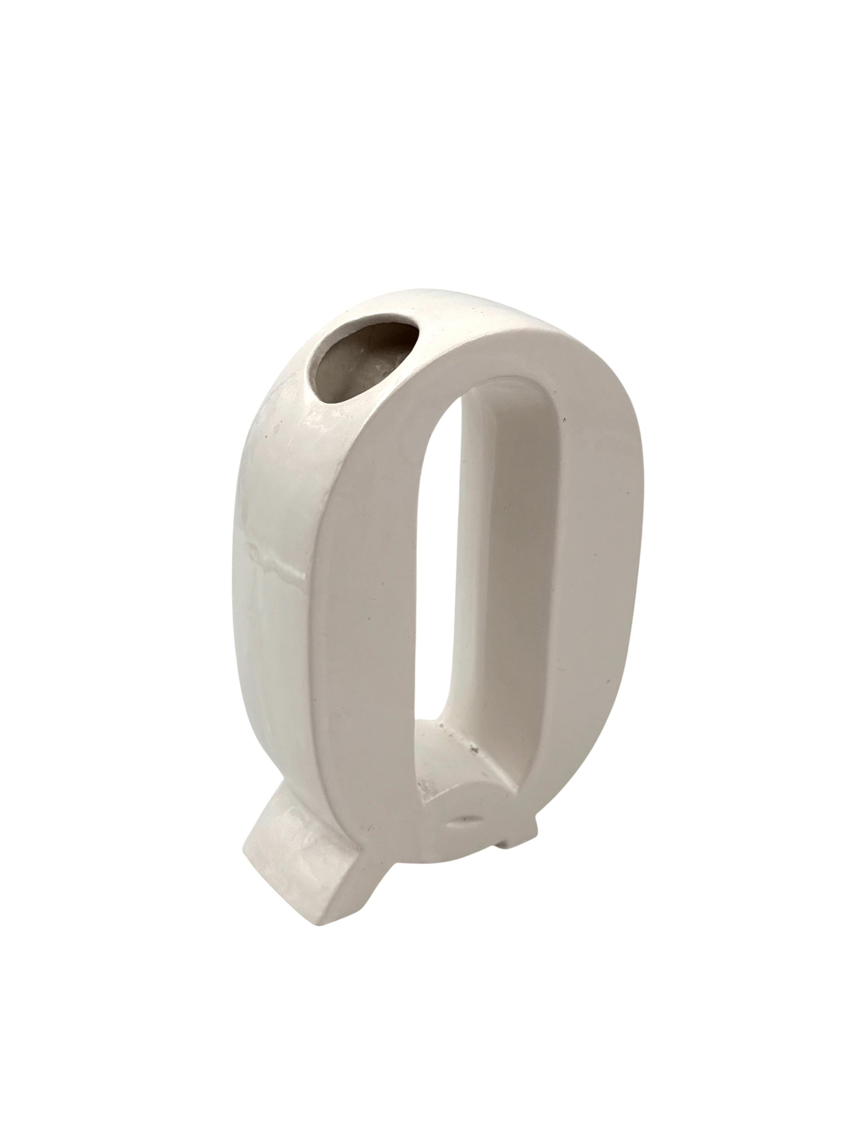 Space age white Q letter shaped ceramic solifleur vase, Marcel Radureau ca. 1970 in vendita 1