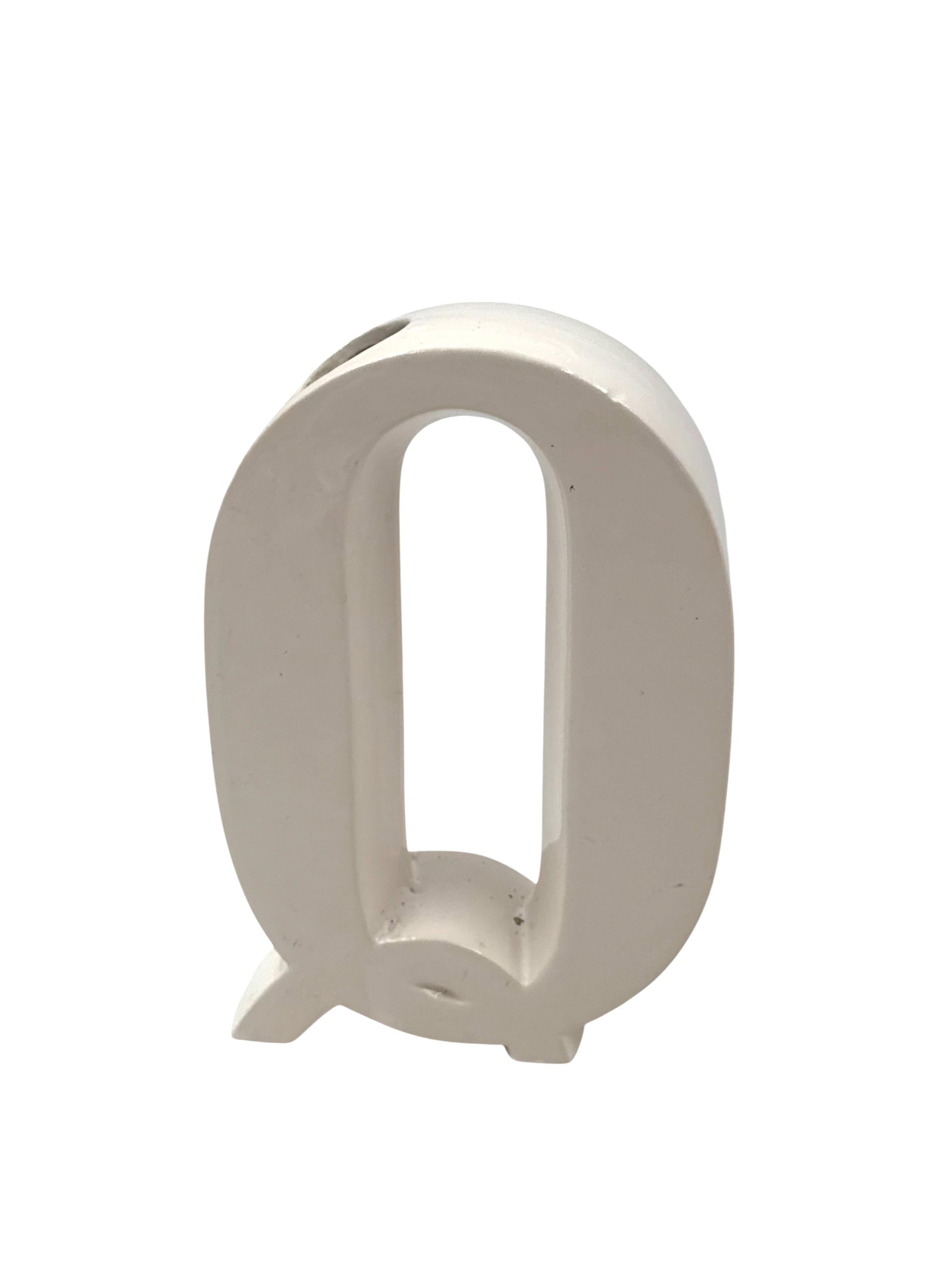 Space age white Q letter shaped ceramic solifleur vase, Marcel Radureau ca. 1970 in vendita 2