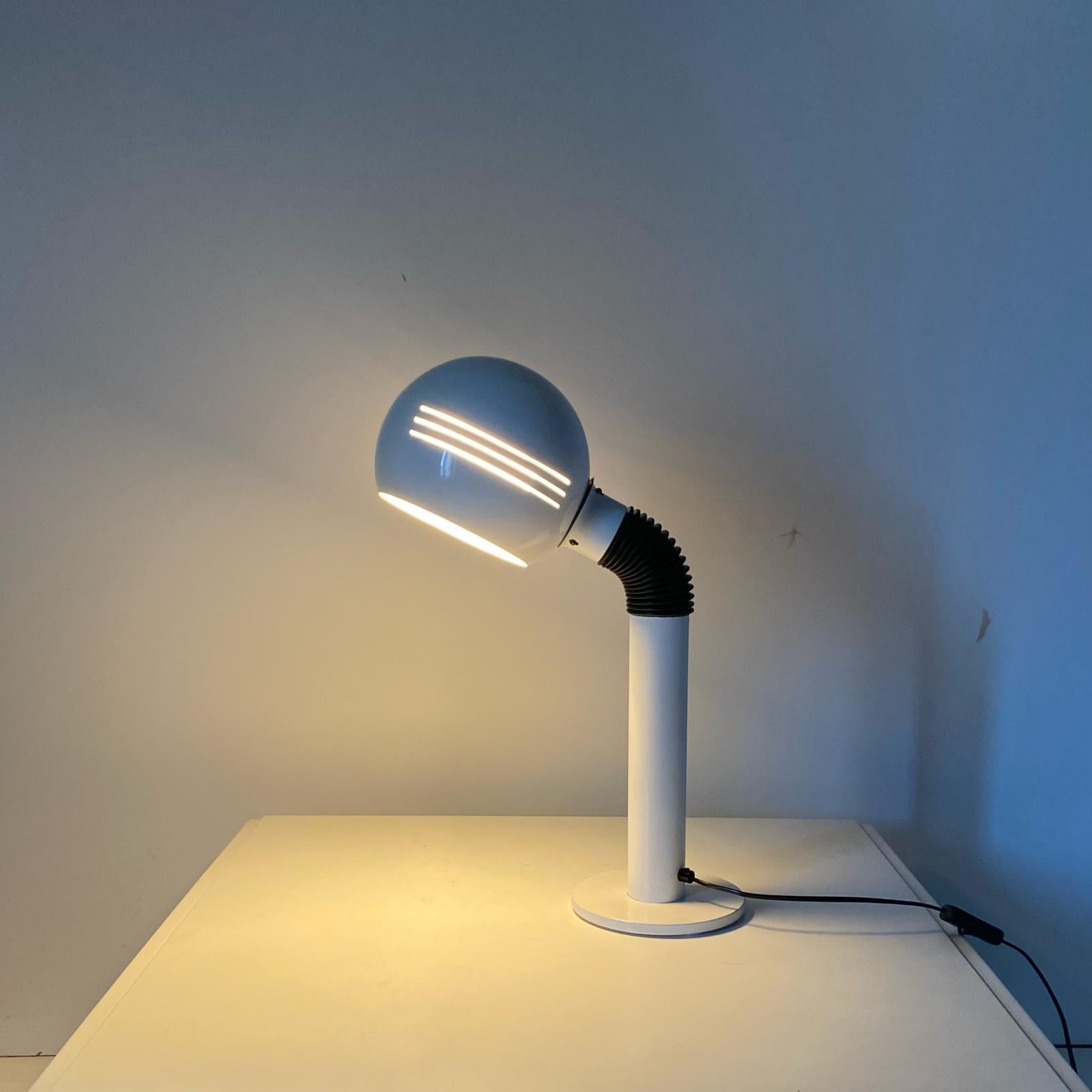Lampe de table flexible blanche de l'ère spatiale fabriquée par Zonca, Italie, années 1970.

Lampe de table flexible et ajustable avec structure blanche. Révisé et fonctionnant parfaitement.  En très bon état avec quelques signes du temps.

Diamètre