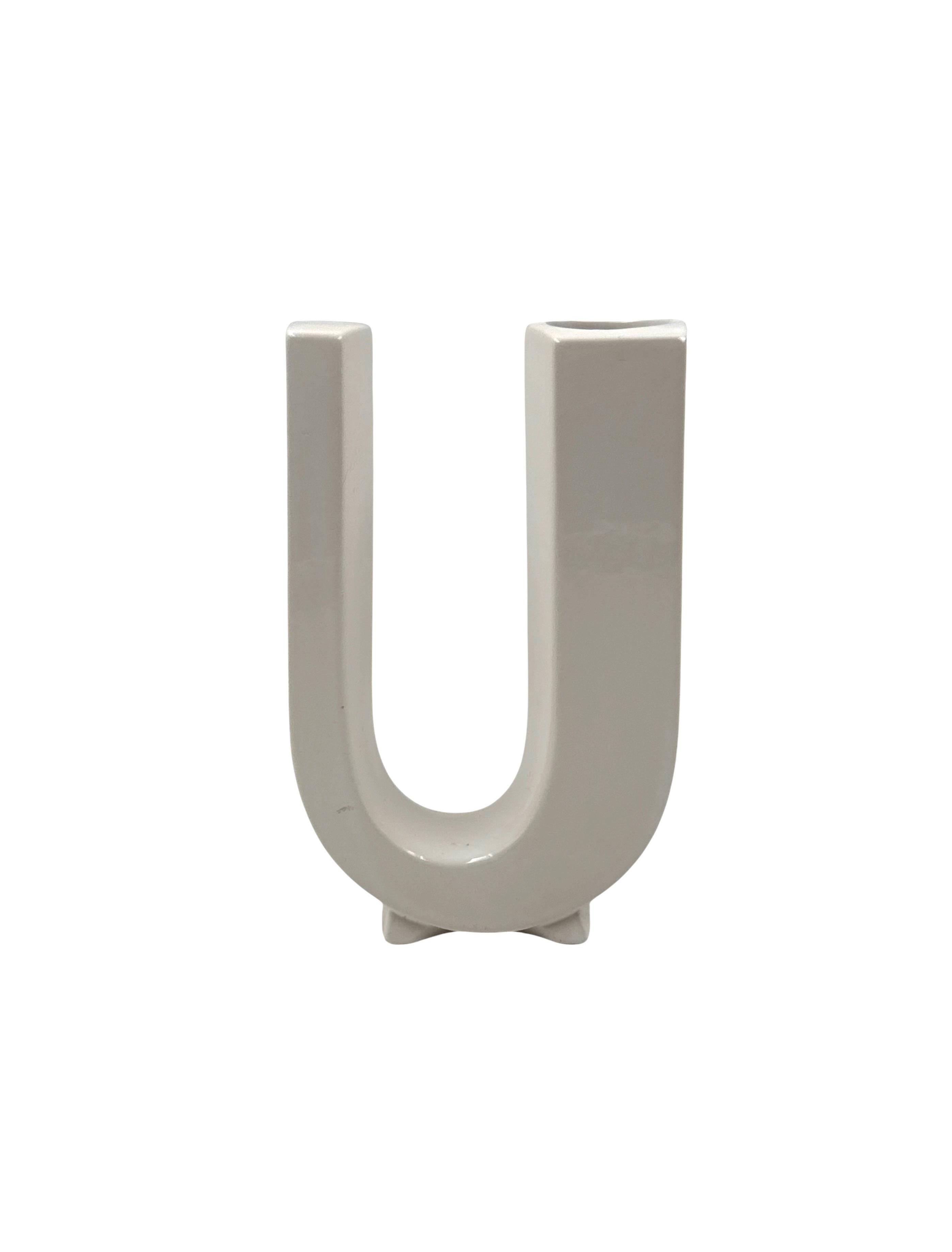 Space age white U letter shaped ceramic solifleur vase, Marcel Radureau ca. 1970 In condizioni ottime in vendita a Firenze, IT