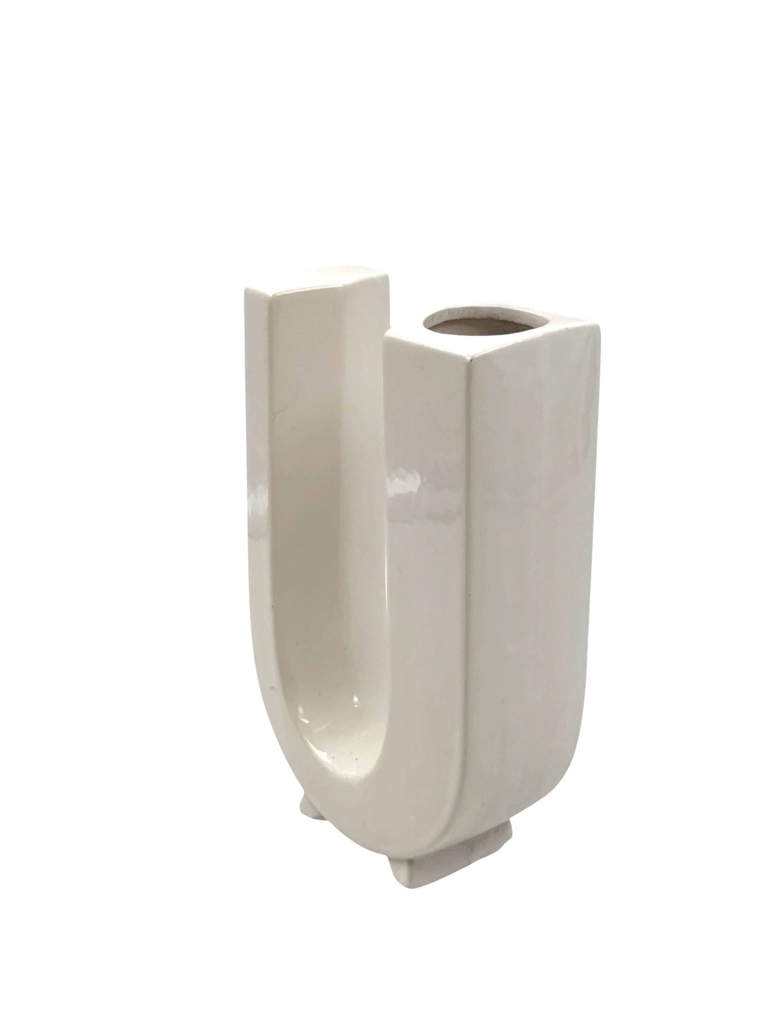 Ceramica Space age white U letter shaped ceramic solifleur vase, Marcel Radureau ca. 1970 in vendita