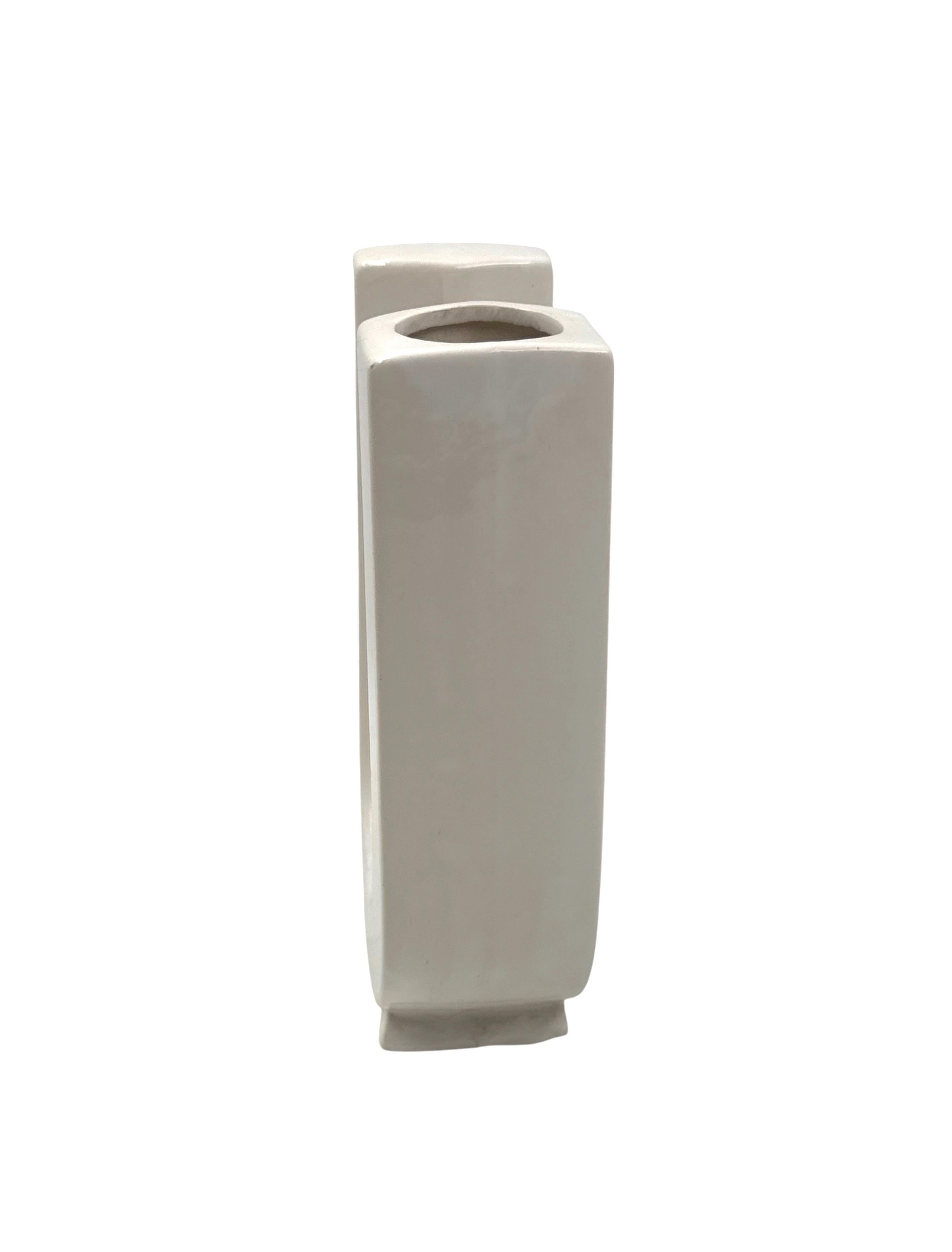 Space age white U letter shaped ceramic solifleur vase, Marcel Radureau ca. 1970 in vendita 1