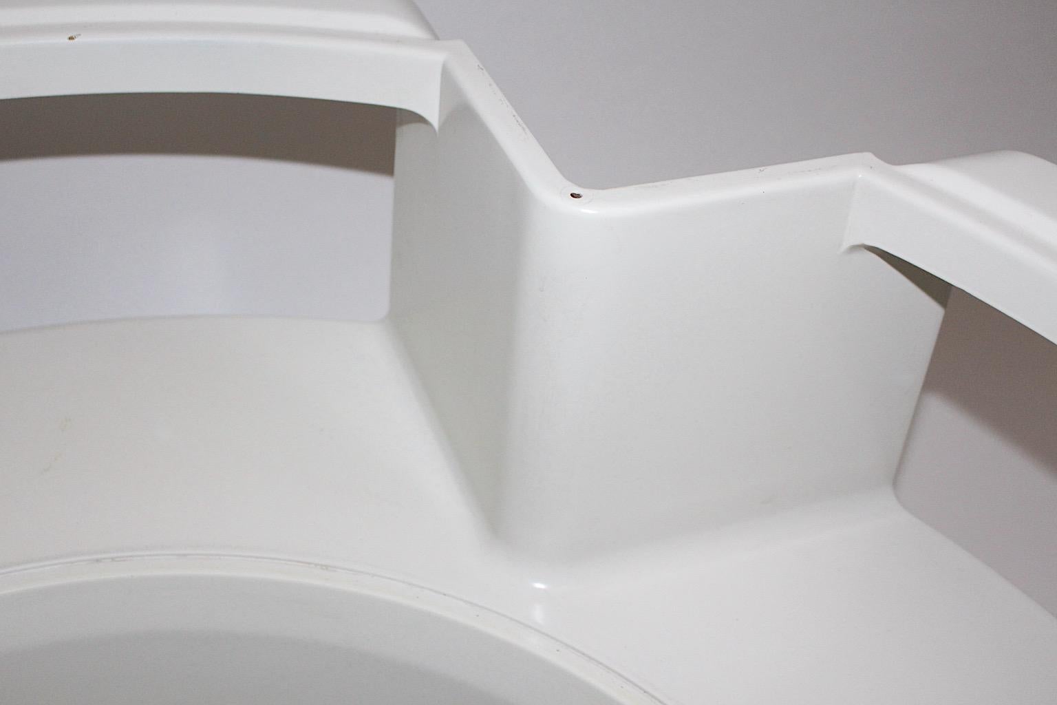 Table basse ou table de canapé en plastique blanc de l'ère spatiale, années 1960 en vente 2