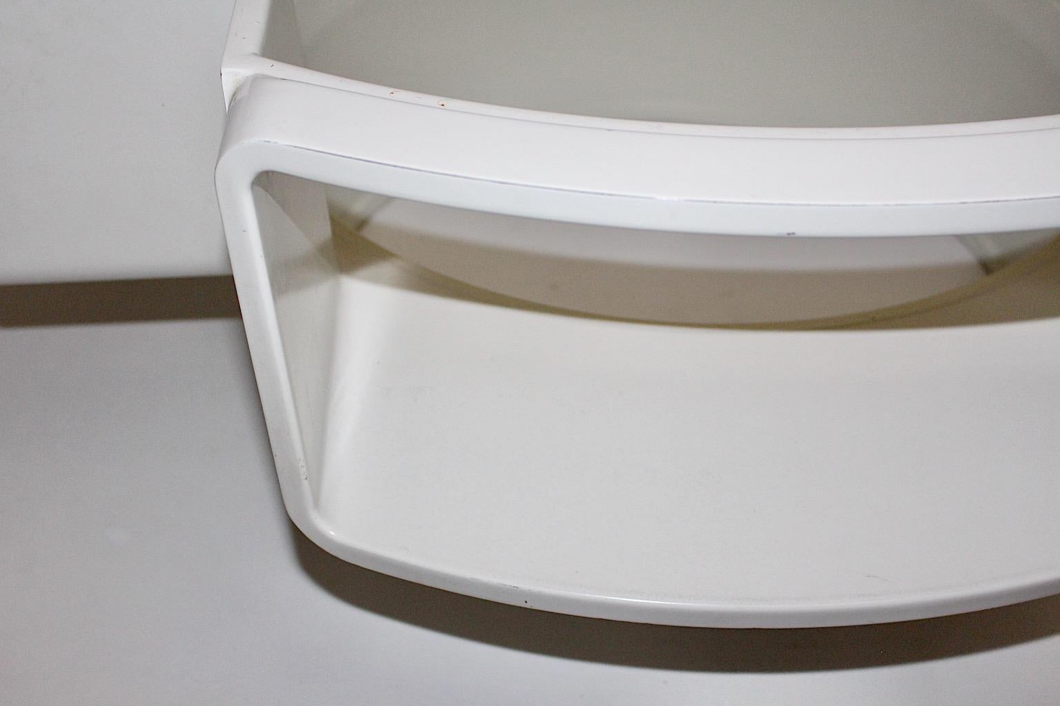 Table basse ou table de canapé en plastique blanc de l'ère spatiale, années 1960 en vente 5
